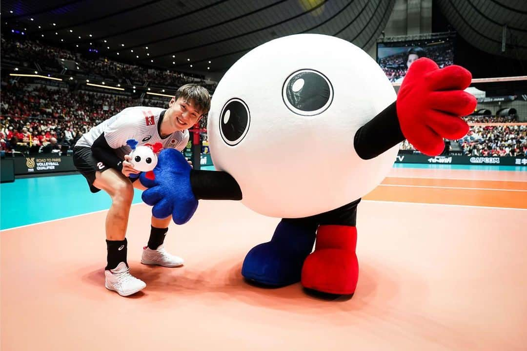 小野寺太志さんのインスタグラム写真 - (小野寺太志Instagram)「… vs 🇹🇳 3-0 WIN !!! バボちゃんと写真撮れました🫶 息子も喜んでくれたかな👏  📸 by FIVB.  #1003 #2勝目 #OQT #RoadtoParis #龍神NIPPON」10月3日 21時40分 - taishi.o