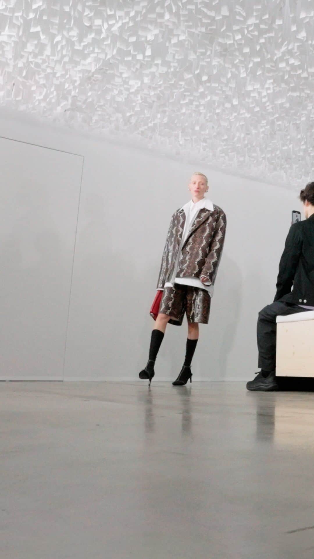 ジルサンダーのインスタグラム：「#JILSANDER  Women’s and Men’s Spring/Summer 2024 Watch the full show on jilsander.com   #JilSanderbyLucieandLukeMeier」