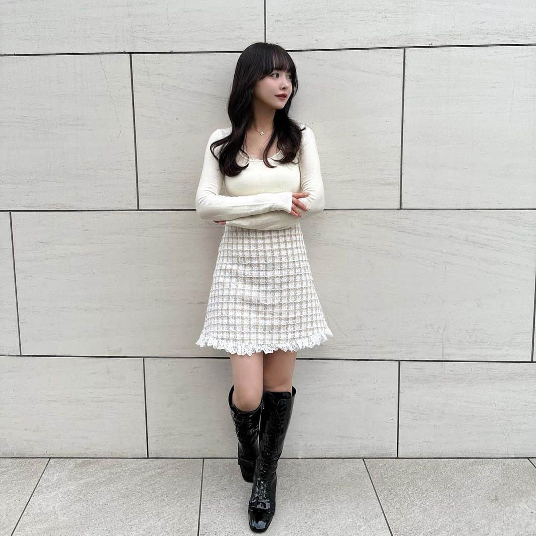 平松可奈子さんのインスタグラム写真 - (平松可奈子Instagram)「グレージュ🩶  スカートは11日発売なのだけど 合わせやすいし可愛くて 早くもめちゃ着てしまってる。 セットアップもいいけど スカートめちゃ使える。  @kamio__shiori  さん いつも優しくて癒されます😣💓 可愛くしてくださり ありがとうございます🎀  髪伸びた〜！！  #グレージュ　#シュエラテ #kanacofashion」10月3日 21時40分 - 11kanaco14