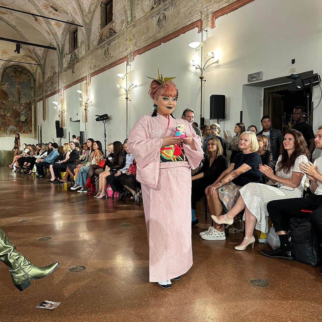 桃果愛さんのインスタグラム写真 - (桃果愛Instagram)「Milan Fashion Week  MOMOKA TOKYO @momokatokyo   一枚目は、今からMOMOKA TOKYOのコレクション発表が始まる直前のバックヤードの一枚。  fukuske @fukuske_press  お着物のインナーもfukuskeさんのものを着用して、縫製の美しすぎる足袋はかせて頂いて。  ミラノコレクションで着物スタイルで登場。  着物で登場した瞬間、拍手が聞こえてきてとても嬉しかった。 日本のお着物スタイルがミラノの地で拍手を浴びて、とても誇らしかったよ。  手に小さな福助さんを持って。 Japanese lucky item！！ と言ったらみんな触ってくれた🥰  "心とカラダに福を" fukuskeさんのこの理念が私は大好きで❤️ 一緒にミラノコレクションの発表が出来て光栄で幸せです。  Love yourself and be happy ! Ai Momoka💋  #milanfashionweek #mfw2024 #japanesefashion #japanesefashionmodel #tabi #fukuske #plussizestyle #curvymodels #momokatokyo」10月3日 21時32分 - ai_momoka.plussizemodel