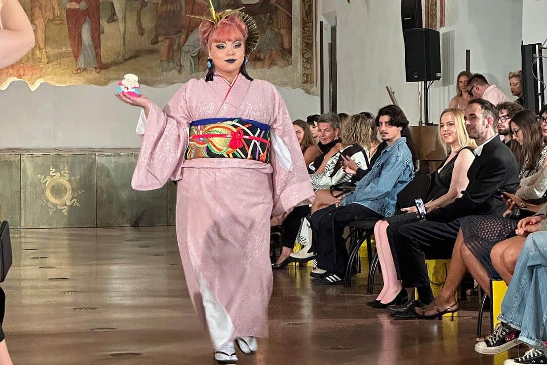 桃果愛さんのインスタグラム写真 - (桃果愛Instagram)「Milan Fashion Week  MOMOKA TOKYO @momokatokyo   一枚目は、今からMOMOKA TOKYOのコレクション発表が始まる直前のバックヤードの一枚。  fukuske @fukuske_press  お着物のインナーもfukuskeさんのものを着用して、縫製の美しすぎる足袋はかせて頂いて。  ミラノコレクションで着物スタイルで登場。  着物で登場した瞬間、拍手が聞こえてきてとても嬉しかった。 日本のお着物スタイルがミラノの地で拍手を浴びて、とても誇らしかったよ。  手に小さな福助さんを持って。 Japanese lucky item！！ と言ったらみんな触ってくれた🥰  "心とカラダに福を" fukuskeさんのこの理念が私は大好きで❤️ 一緒にミラノコレクションの発表が出来て光栄で幸せです。  Love yourself and be happy ! Ai Momoka💋  #milanfashionweek #mfw2024 #japanesefashion #japanesefashionmodel #tabi #fukuske #plussizestyle #curvymodels #momokatokyo」10月3日 21時32分 - ai_momoka.plussizemodel