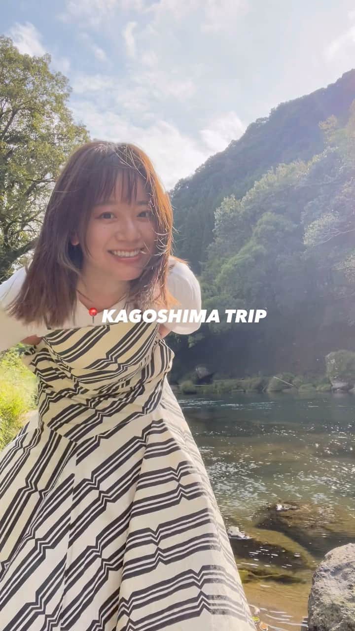 のインスタグラム：「２泊3日の鹿児島旅行✈️  鹿児島の人たち、みんなあったかかったなぁ〜ーー もっと沢山回りたかったけど…時間切れ！！！！！  物凄く充実した時間になりました  ドーナツは予想以上に美味しすぎて顔おもろいし、クレジット不可のど田舎のタクシーで私はまさかの現金がなくて愉快なおじいちゃんと30分くらい話してたし、お酒とお肉は最高だし、天然温泉♨️は歴史を感じたし、西郷隆盛愛がもうすごいし、海辺が綺麗すぎて2時間以上滞在してたし、車内ミスチルドライブはもう1日中最高だった😎笑  色んなことを自分の目で見て感じて　　 きっとゆっくり穏やかな時間がないと見えてこないことってあるから、自分の中の気持ちを大事に引き出してあげる時間をこれからも作ってあげたいなぁと思いました  鹿児島、、、ありがとう〜ーーー！！！！ タクシーバスの運転手のおっちゃんたちはほんとにほんとに愉快な人たちだったな笑笑笑笑  また行くぞ✈️」