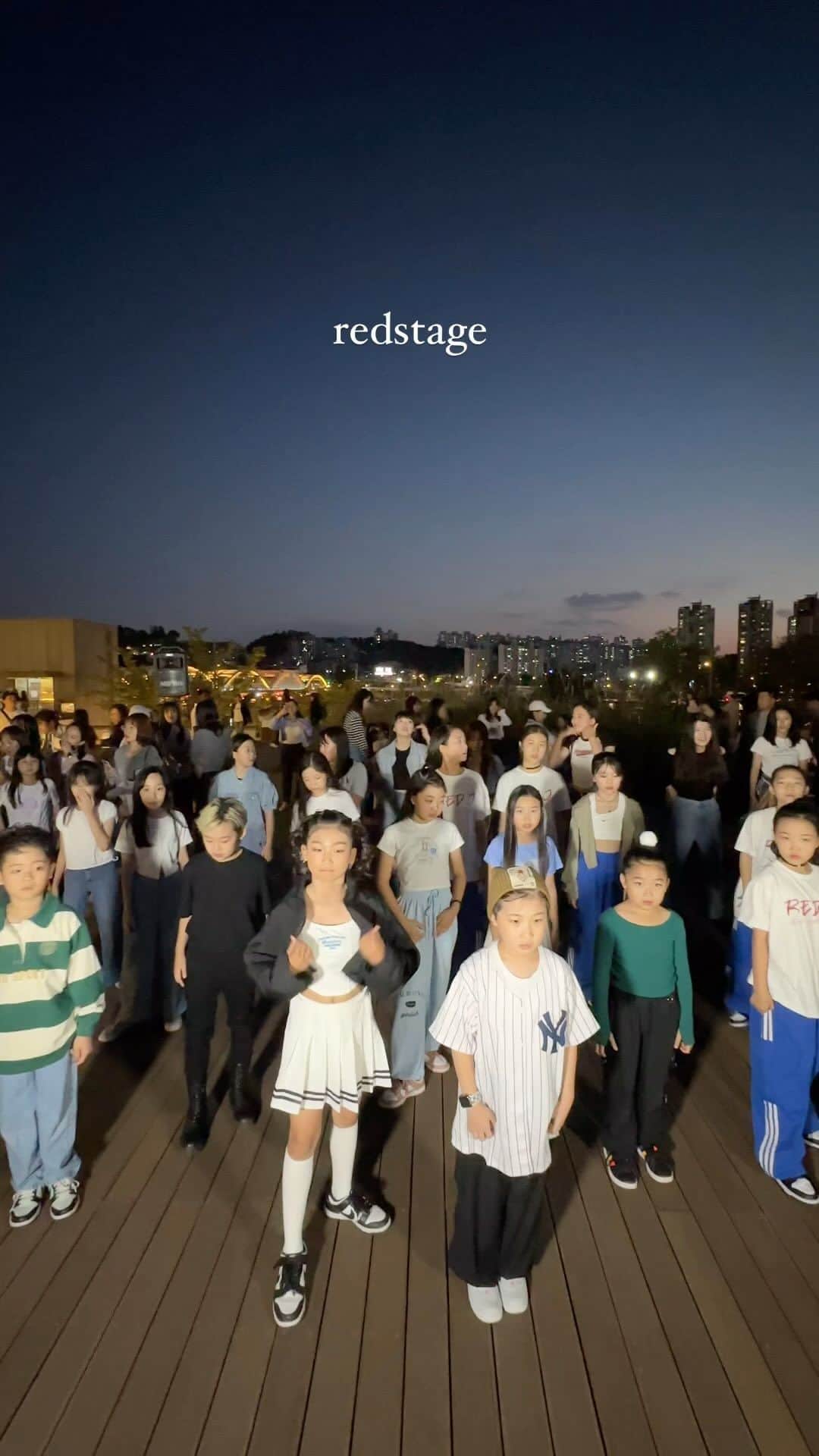 ペ・ユンジョンのインスタグラム：「스모크챌린지 막차들타는 울 수강생들🤭 아니 이렇게 많이할줄몰랐..😅 쌤 카메라 찍는데 정신이없네 ㅋㅋㅋ 오늘 다들 고생했어❤️ @redstage_official  #스모크챌린지 #레드스테이지」