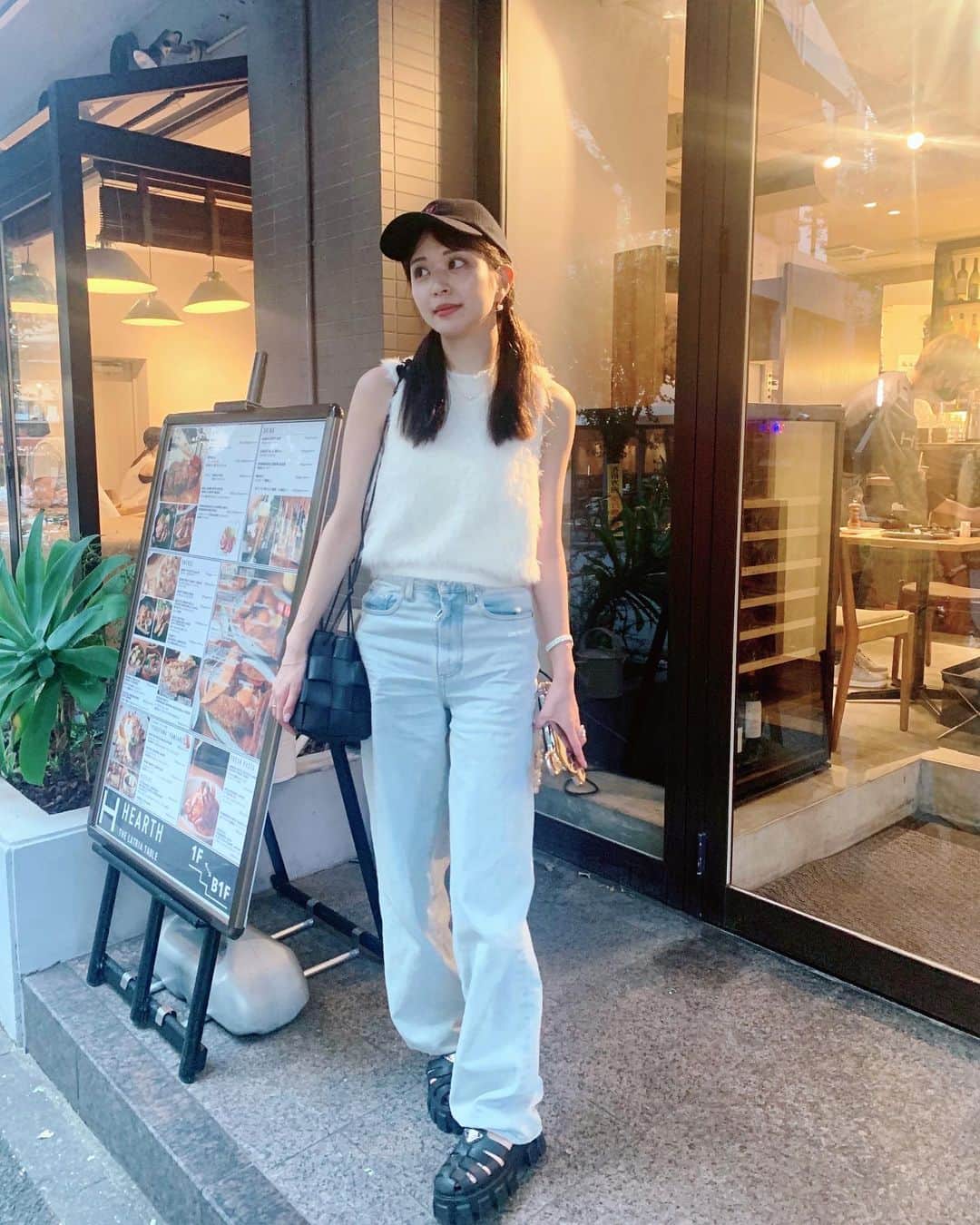 沖田愛加のインスタグラム：「デニム✖️可愛いトップス のコーデ大好き♡  白モコモコトップスヘビロテしてる🩵  tops @lovan_official_ denim @off____white  #デニムコーデ」