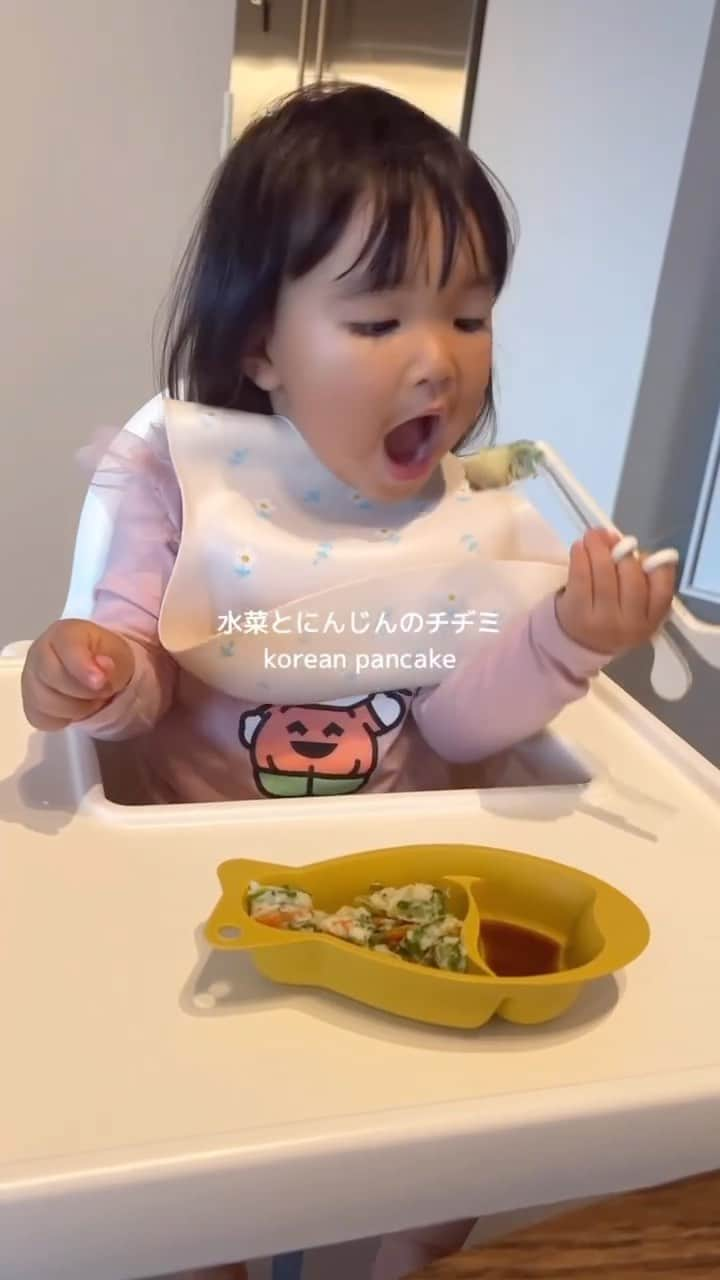 HISANAのインスタグラム：「what my toddler eats in a day👧🏻🥢🍙 1歳10ヶ月すずちゃんの食事記録🍽️  毎朝ヘルパーさんが作ってくれるブルードリームがお気に入りなすずちゃん🫐🩷 ロンガンの皮を剥いて渡すたびにare you happy?と聞いてhappyと答えるすずちゃんのために、朝から永遠に皮を剥いてくれる優しくてもはやばぁばのようなヘルパーさんで助けられてます🥹🫶  #1歳女の子#1歳10ヶ月#海外移住#フィリピン#マニラ#海外子育て#海外で子育て#幼児食#幼児食メニュー #22months#manila#toddlermom#toddlermomlife#whatmytoddlereats#japanesemom#sahmlife#sahmomlife」