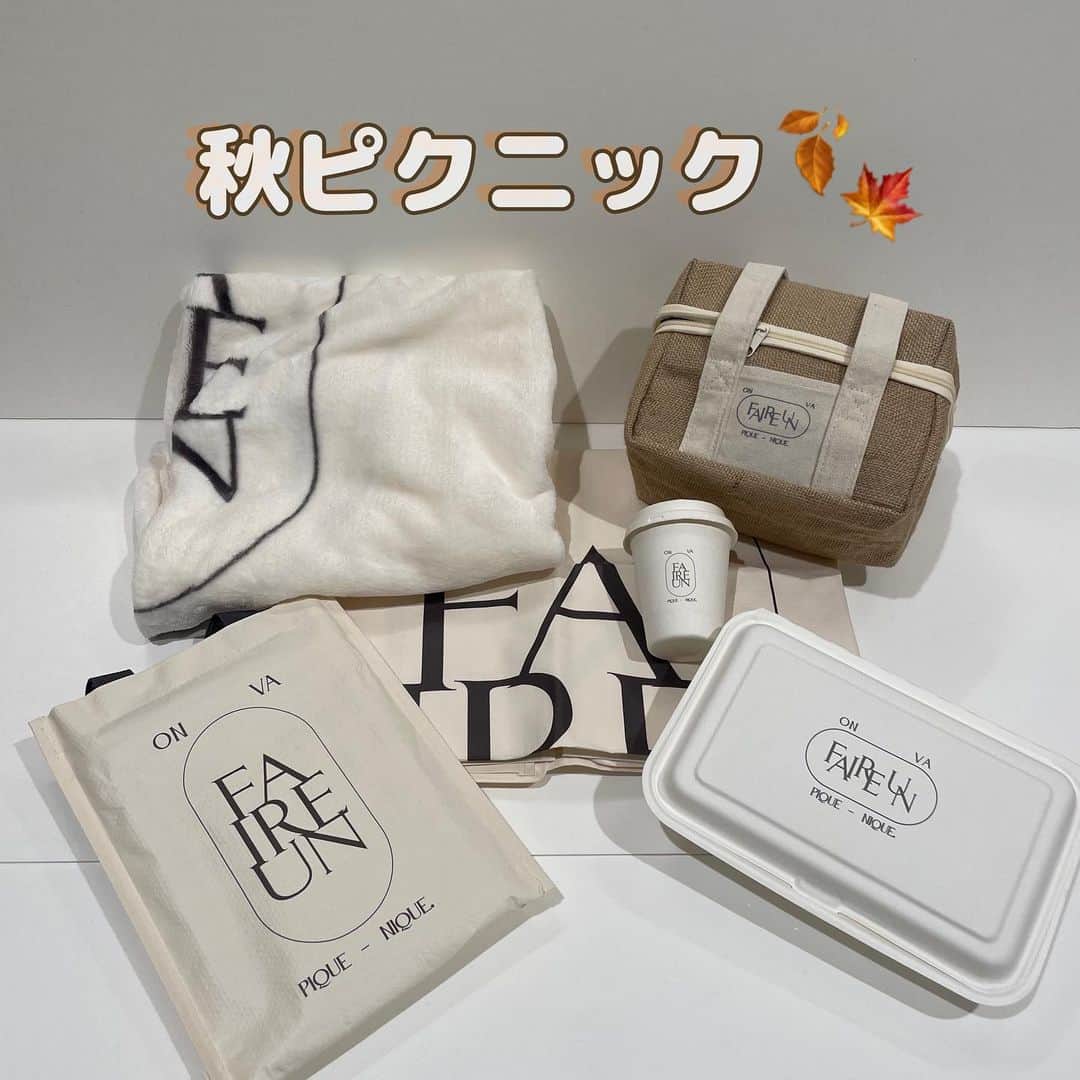 3COINS lN LUMINEのインスタグラム：「こんにちは！ ⁡ 3COINS+plusルミネ池袋店です☆ ⁡ いつもご利用頂きありがとうございます😊 ⁡ 本日は、10月2日発売の秋ピクニックに 大活躍の新商品のご紹介です‼︎📢 ⁡ ■ピクニックブランケット ¥800(税込¥ 880) ⁡ カラー :アイボリー サイズ:縦約80cm ×横約120cm ⁡ ︎︎︎︎︎︎☑︎ ピクニックでの少し肌寒いときの防寒に◎ ☑︎ さらさら、ふわふわで気持ちいい触り心地です。 ︎︎︎︎︎︎☑︎ スナップボタンを留めるとポンチョとしても使える2WAY仕様！ ︎︎︎︎☑︎ オフィスやおうち時間での使用も◎ ⁡ ■ジュート保冷バッグ  Mサイズ ¥500(税込¥ 550)  Lサイズ ￥1000(税込￥1100)  ロング ￥500(税込￥550) ⁡ サイズ : M：約高さ(H)15X幅(W)20X奥行き(D)12cm   L：約高さ(H)37×幅(W)23.5X奥行き(D)24.5cm   ロング：約高さ(H)38X幅(W)15X奥行き(D) 15cm ⁡ ■PPレジャーシート ￥300(税込￥330) ⁡ カラー :アイボリー サイズ :縦約130cm × 横約90cm ⁡ ︎︎︎︎︎︎☑︎ ピクニックなどのアウトドアで役立つレジャーシート。 ︎︎︎︎︎︎☑︎ おしゃピクにぴったりなお洒落なデザイン◎ ︎︎︎︎︎︎☑︎ 持ち運び・収納時に便利なバッグ付きです。 ⁡ ■ECOペーパーフタ付きカップ6個セット  ￥300 (税込￥330) ⁡ カラー:アイボリー サイズ:縦約9cm× 幅8cm(フタ含まず) 容量:約260mℓ ⁡ ︎︎︎︎︎︎☑︎ コーヒーやカフェラテなどの温かい飲み物を入れるのにぴったり！ ︎︎︎︎︎︎☑︎ おしゃピクにぴったりなお洒落なデザイン◎ ⁡ ■ECOペーパーランチBOX4個セット ￥300(税込330) ⁡ カラー:アイボリー サイズ: 約縦16.5x幅24.5x厚さ6cm ⁡ ︎︎︎︎︎︎☑︎ 後片付けの手間が減らせる、使い捨てのランチボックス。 ︎︎︎︎︎︎☑︎ 仕切り付きなので、2種のおかずを盛り分けられます。 ︎︎︎︎︎︎☑︎ おしゃピクにぴったりなお洒落なデザイン◎ ⁡ ⁡ ⚠️数に限りがございますので、品切れの際はご了承ください ⁡ お近くにお越しの際は是非お立ち寄り下さいませ♪ ⁡ スタッフ一同お待ちしております！ ⁡ #3COINS #スリーコインズ #スリコ #プチプラ#3COINS購入品#3COINS新商品 #秋ピクニック #アウトドア #紅葉 #秋」