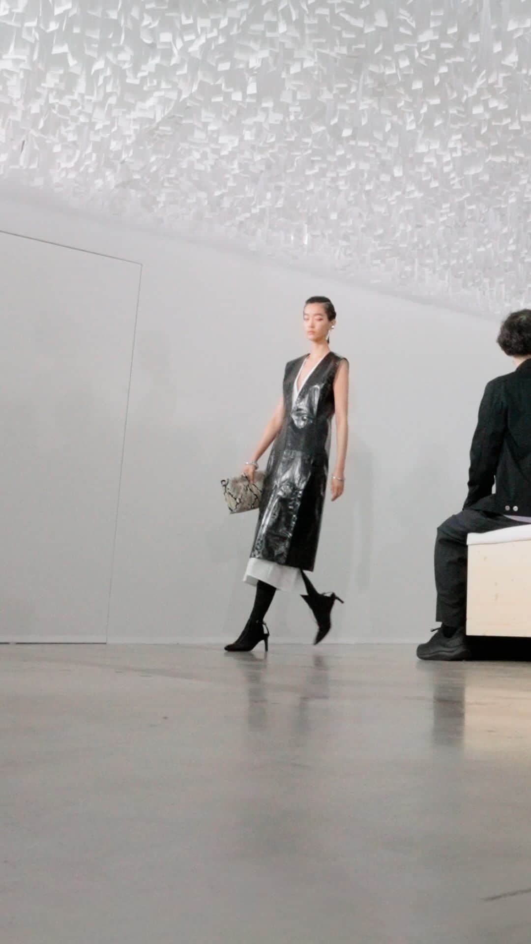 ジルサンダーのインスタグラム：「#JILSANDER  Women’s and Men’s Spring/Summer 2024 Watch the full show on jilsander.com   #JilSanderbyLucieandLukeMeier」