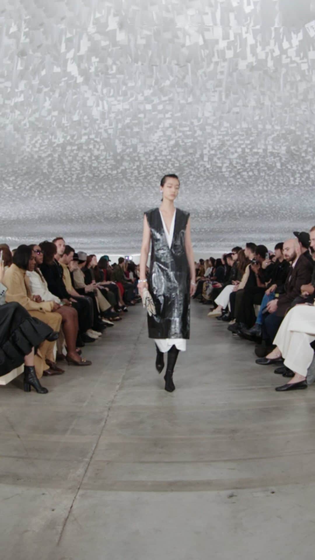 ジルサンダーのインスタグラム：「#JILSANDER  Women’s and Men’s Spring/Summer 2024 Watch the full show on jilsander.com   #JilSanderbyLucieandLukeMeier」