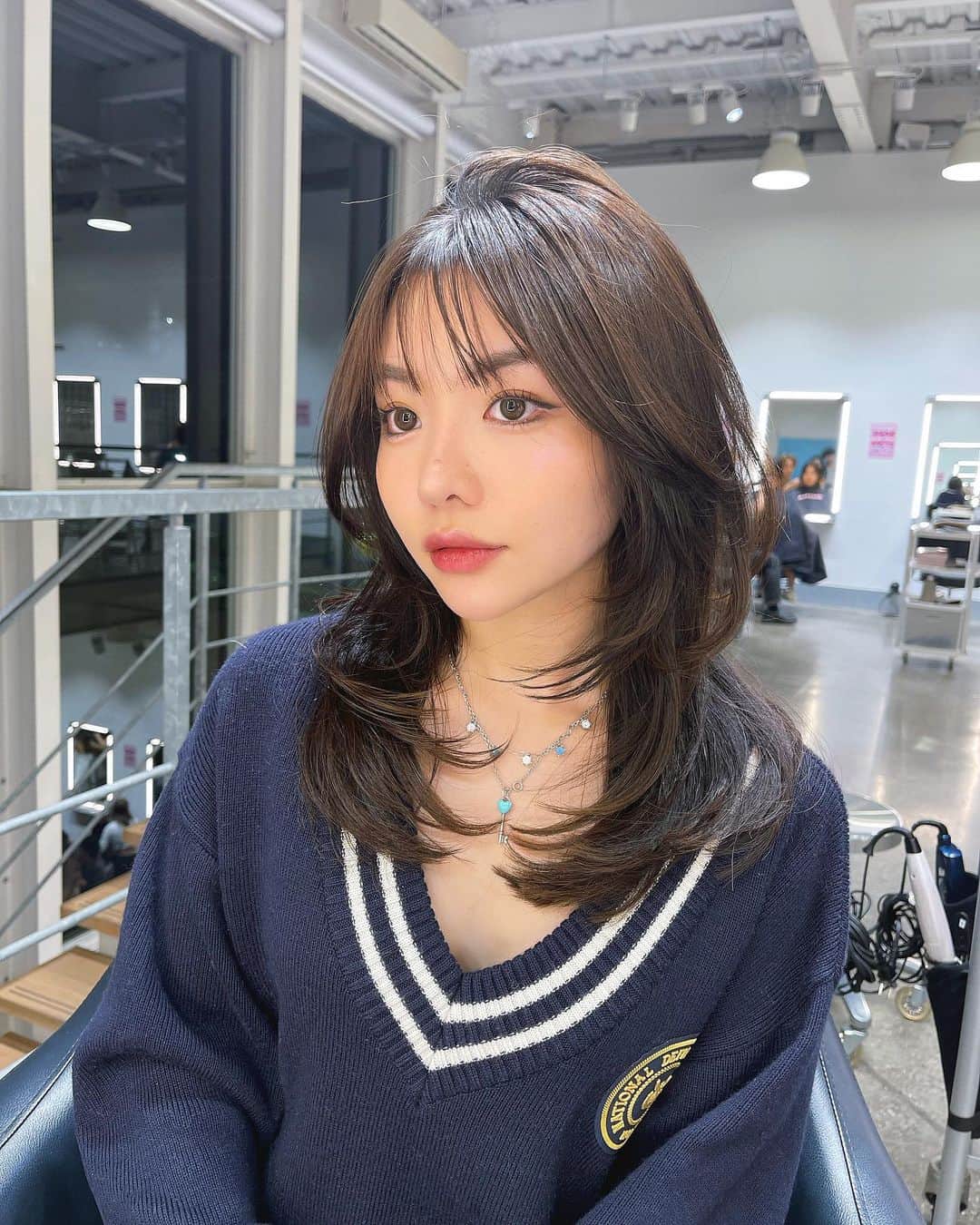 藤子さきのインスタグラム：「ヘアカットしてもらったよ〜 レイヤーいれて海外風の華やかなカールでセットしていただきました by  @nanaquality   #hair #レイヤーカット」