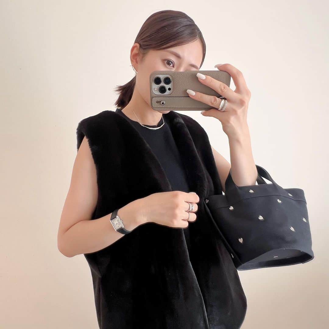 n.etsuuさんのインスタグラム写真 - (n.etsuuInstagram)「2023.10.3  @bonaventura.official  のスマホケースを お試しさせてもらいました。 #pr  この高級感のある感じ。 たまらぬ…🤤  数年ブラックばかり使ってたから エトープが新鮮です。 ストーリーにURL貼ってます✍️  vest▸#meri bag▸#ludlow  #iPhoneケース#スマホケース #BONAVENTURA#ボナベンチュラ#iphone14  #ママコーデ#アラフォーママ」10月3日 21時36分 - n.etsuu