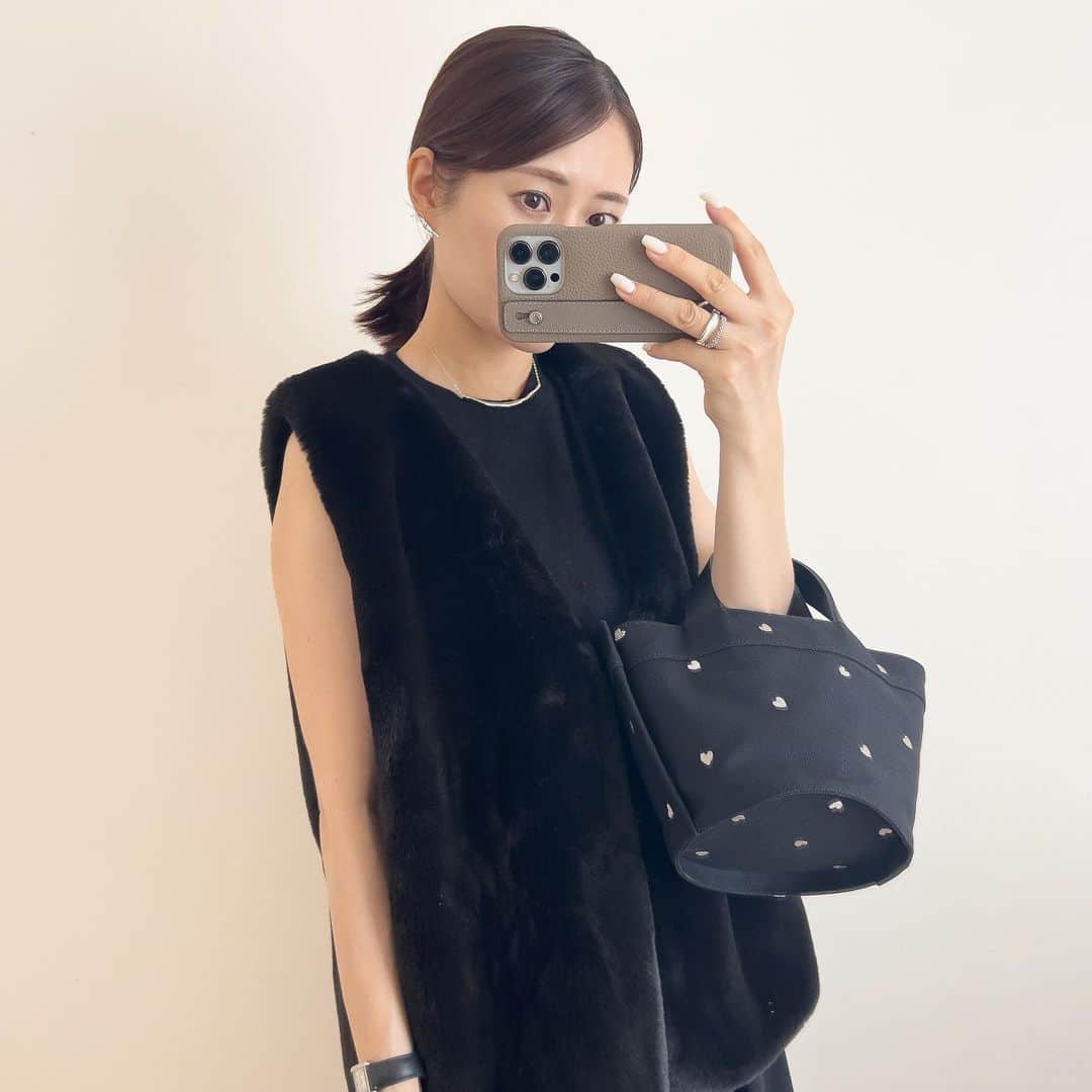 n.etsuuさんのインスタグラム写真 - (n.etsuuInstagram)「2023.10.3  @bonaventura.official  のスマホケースを お試しさせてもらいました。 #pr  この高級感のある感じ。 たまらぬ…🤤  数年ブラックばかり使ってたから エトープが新鮮です。 ストーリーにURL貼ってます✍️  vest▸#meri bag▸#ludlow  #iPhoneケース#スマホケース #BONAVENTURA#ボナベンチュラ#iphone14  #ママコーデ#アラフォーママ」10月3日 21時36分 - n.etsuu