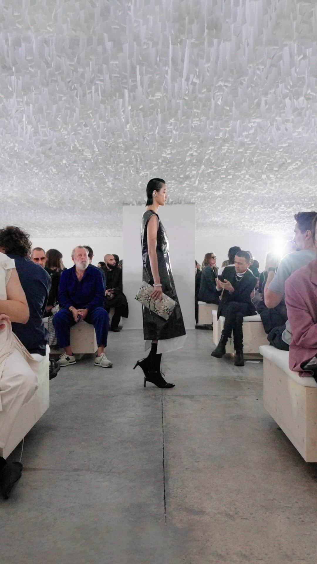 ジルサンダーのインスタグラム：「#JILSANDER  Women’s and Men’s Spring/Summer 2024 Watch the full show on jilsander.com   #JilSanderbyLucieandLukeMeier」