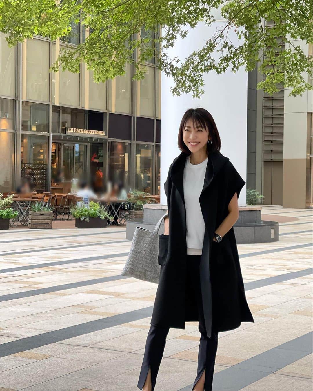 木本泉のインスタグラム：「- 少し秋らしくなってきたのでアウターを🍂  暑くなれば中は半袖なので、ちょうど良い☀️」