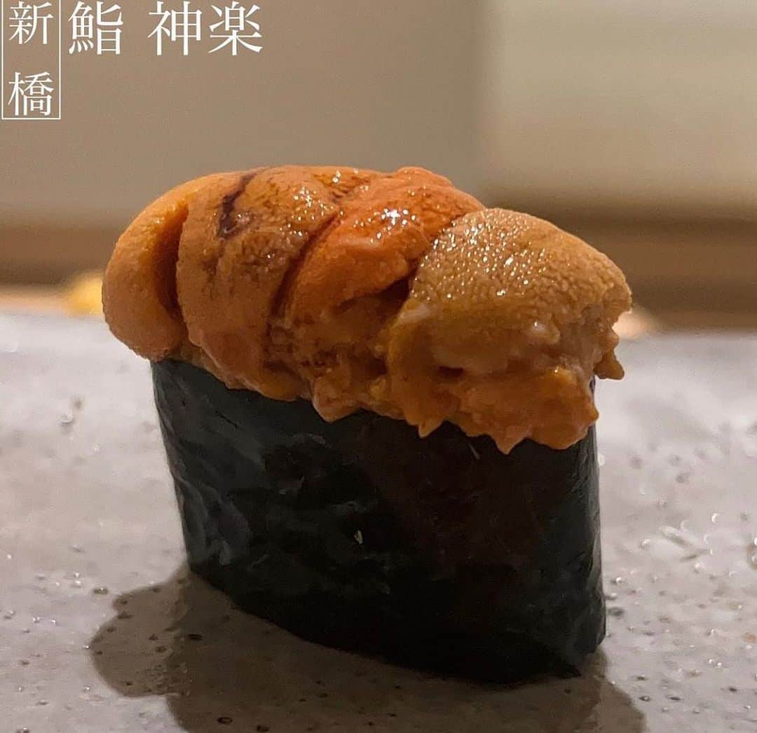 のインスタグラム：「鮨 神楽🍣  @sushikagura1018   銀座の名店で修行後、新橋の路地裏で独立されたお鮨屋さんへ 落ち着いた店内から流れるジャズは最高の空間！ 銀座久兵衛で12年間修行された大将のコースは季節の魚介を摘みから握りまで存分に楽目ます。中でもマグロは絶大な信頼を寄せる仲買いの石司さんから仕入れ、大間、塩釜などをはじめ国産の天然物のみ！ 入手困難な日本酒もご用意されてるので最高の日本酒ペアリングも楽しめました。  ■おまかせコース ・冬瓜 夏らしい逸品  ・煮ダコ −60度で繊維を壊す てもみとはまた違った柔らかさで美味しい  ・カツオ 自家製のドレッシングとミョウガでいただく 鰹の旨みを引き立てて美味しい  ・帆立の磯部焼き 香ばしく最高のアテ  ・黒ムツ 1貫目から上品な味わい  ・シマ鯵 美しい見た目！ こちらも上品な油の旨味がたまらない  ・牡丹エビ 食感、旨み最高！ エビ塩も相性抜群でした  ・イシガキガイ 歯ごたえ最高！  ・中トロ あえて中トロから 大将の拘りが伺える 最高の口溶け  ・赤身 しっかりと旨み感じます  ・いくら小丼 新物のいくら最高でした！  ・真鯵 シマ鯵と２種楽しめて最高！  ・喉黒昆布締め 上品な旨味と共にほんのり感じる昆布締め こういう繊細な味好き  ・バフンウニ 文句なしの旨味 積丹を思い出す  ・コハダ 肉厚で食べ応えアリ  ・穴子 外はパリッと中はフワッと！ タレも甘すぎず美味しい  ・玉  ・のどぐろのお椀  ◆日本酒 ・サッポロビール黒ラベル ・山本 ・桂月 超辛口特別純米酒60生酒 ・酔鯨 純米吟醸 ・若波 純米吟醸 ・宮泉 純米吟醸 ・廣戸川 純米大吟醸  寿司も美味しい摘みもラグジュアリー   @2020gurme さん @hitoshirezu_gourmet さん ラグジュアリーディナー幸せすぎた😊  #鮨神楽 #新橋鮨 #東京寿司」