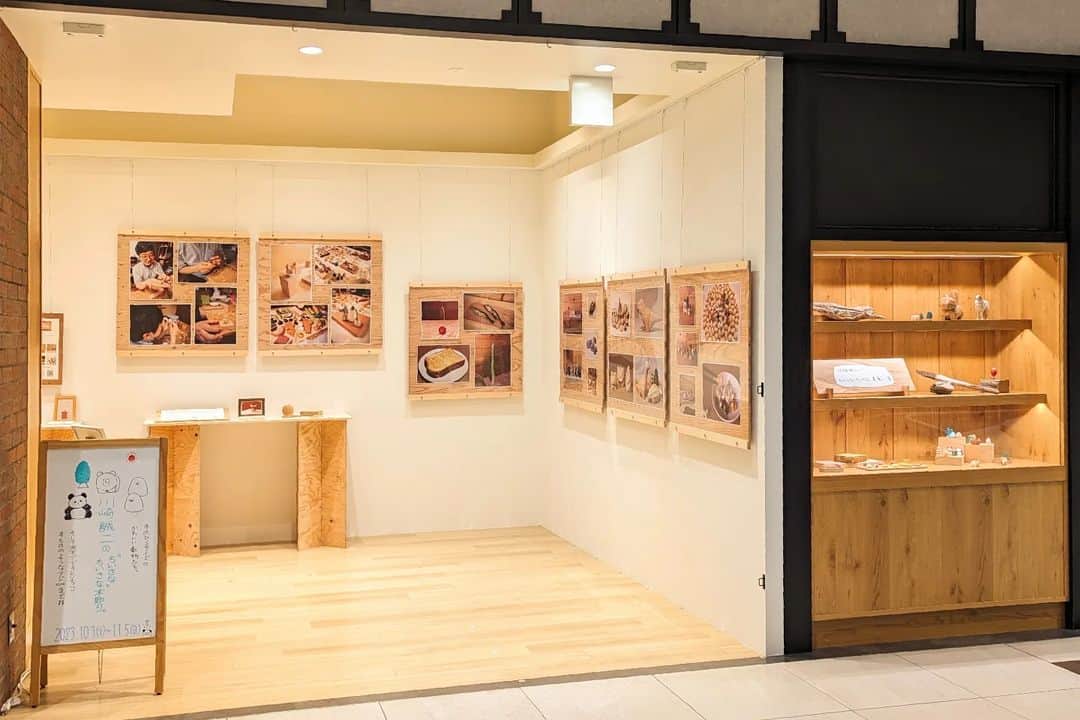 Seiji Kawasakiのインスタグラム：「ららぽーと沼津 の 沼津コート で展示してます！ ショーウィンドウに木彫り作品と写真のパネルの展示です。パネルや台も私の手作りです！なかなかかっこよくできたんじゃない？！ 会期は10/3〜11/5です @numazucourt」