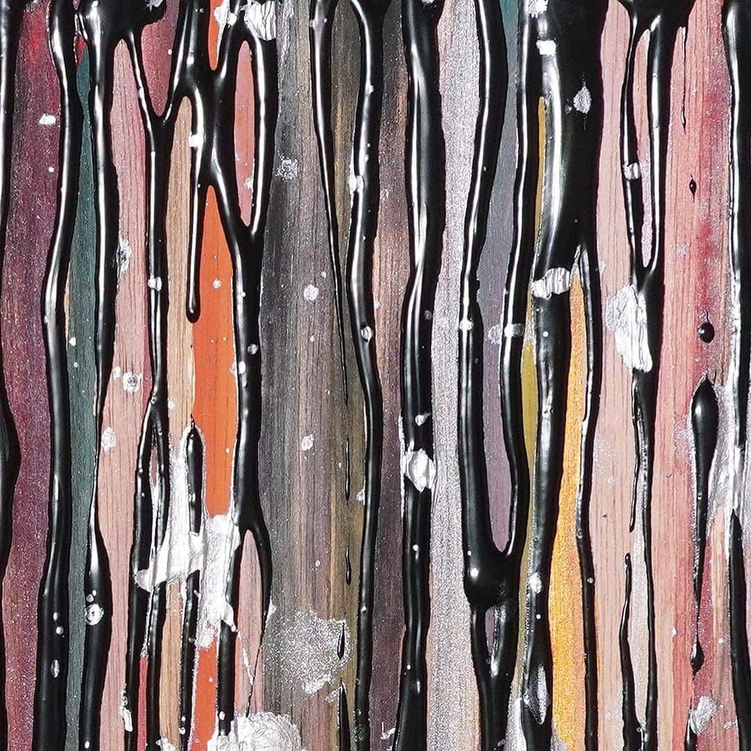 冨永ボンドさんのインスタグラム写真 - (冨永ボンドInstagram)「原画作品、一点ものでございます。  （画像のタグから通販サイトにアクセスできます）  《 作品スペック 》 ●制作日：2023年8月26日 ●作品シリーズ：LINES（Audience） ●制作場所：Art studio ボンドバ ●サイズ：S3号（W273㎜ × H273㎜ × D20㎜） ●ベース：木製パネル（ラワン） ●画材：①カラージェッソ（アクリル画材）／ホルベイン社、②木工用ボンド（酢酸ビニル樹脂 ※ホルムアルデヒド、フタル酸系可塑剤は使用していません）／コニシ株式会社、③ネオカラーブラック（水性絵具）／ターナー色彩株式会社  ◆作品の裏面に、冨永ボンド本人のSignature（直筆サイン）が入っております。作品を描いた日付も記載しています。 ◆軽量の木製パネルなので、画鋲や釘に引っ掛けて壁掛けにすることができます。 ◆パネルの側面は壁掛けやイーゼル等に立てかけてそのまま飾ることができます。 ◆ボンドアート（登録商標）は、冨永ボンドが2009年8月に創案した独自の画法です。  《 当該ページの作品について 》 ※写真の色味と実物の色味は、照明などの関係により若干異なる場合がございます。 ※1点物の原画作品のためお客様のご都合によるご返品は何卒ご容赦の程お願い申し上げます。 ※人体に有害な塗料や資材は一切使用しておりませんのでご安心くださいませ。  《 作品の保存とお手入れについて 》 ※絵画の展示および保存は、直射日光の当たる場所と多湿の場所を避けて頂きますようお願いいたします（色褪せや塗料剥離の原因となる場合がございます） ※絵肌には出来るだけ素手で触らないようにお願い致します。手脂や汚れが付着し色味や絵肌の質感が変化する場合がございます。お手入れの際には、綿生地の白手袋をご着用のうえ、傷の付きにくい柔らかめのホコリ取りやハンディモップなどで優しくお手入れをされてください。  ____________________________________ #artistry #artdaily #artmarket #artworld #artoftheday #artprocess #artjapan #artofinstagram #artgifts #artofjapan #artbrut #artbuyer #artbeginner #artcollection #artexhibition #artfollowers #artkawaii #artnow #artdealer #arthouse #artistry #artists #artinspiration #artgallery #artlover #artlove #artvisual #artyparty #冨永ボンド #ボンドアート」10月3日 12時47分 - bondgraphics
