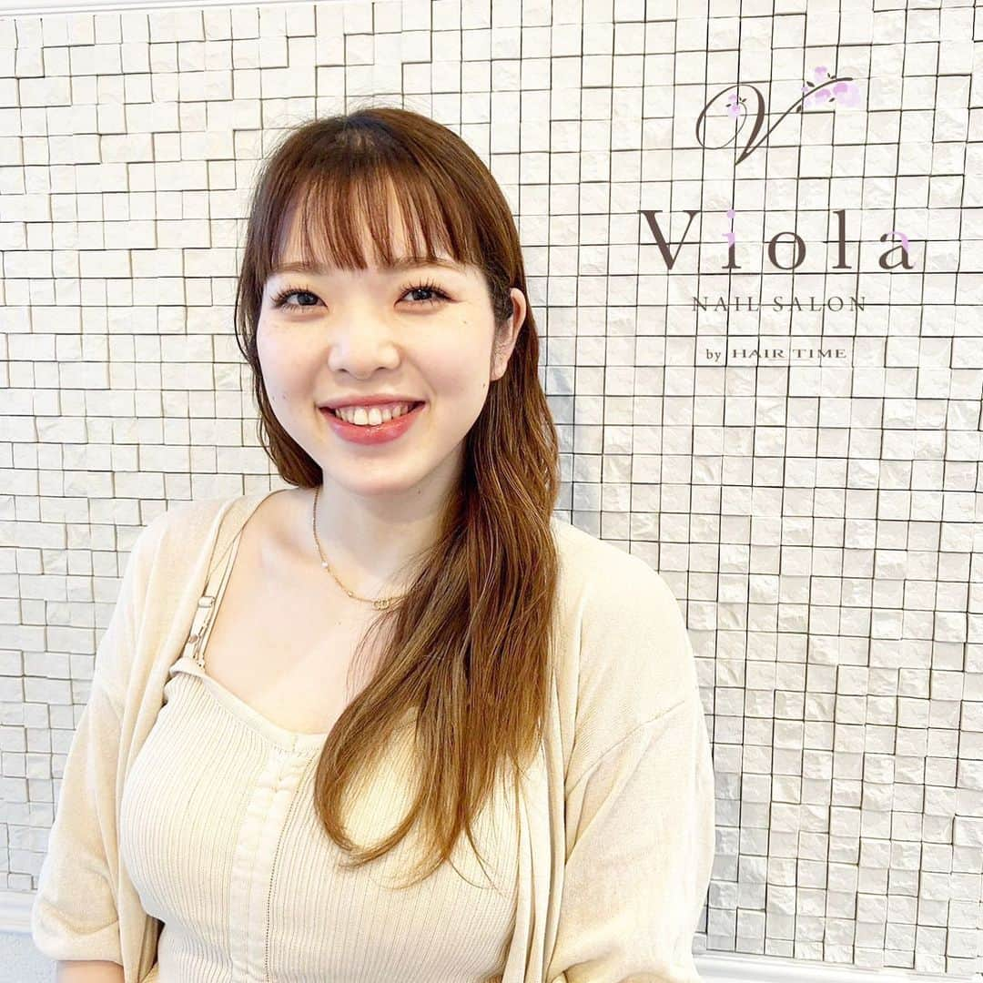 筒井のぞみのインスタグラム：「グループスタイリストのご紹介🤍  TOTAL BEAUTY Credo byHAIR TIME  Nail salon Viola 藤本南々保 （フジモトナナホ） トップスタイリスト  お客様ひとりひとりのお悩みやコンプレックスに寄り添いしっかりとカウンセリングをさせて頂き、ケアメニューやジェルメニューのご提案をさせていただきます♪  お客様の毎日の生活にネイルという部分でわくわくやキュンとする瞬間を味わっていただけるようなデザインの提供ができるネイリストを目指します！  ネイルの施術時間も楽しくリラックスしていただけるような素敵な時間になるよう努めてまいります♪  得意な技術・デザイン ジェルネイルのぷっくり感、ちゅるん感がしっかりと出るよう、お爪のアーチやフォルムにこだわって仕上げさせていただきます！ケアから丁寧にさせて頂き、持ちの良いネイルをご提供させていただきます！ 女性らしい大人可愛いデザインが得意です♪」