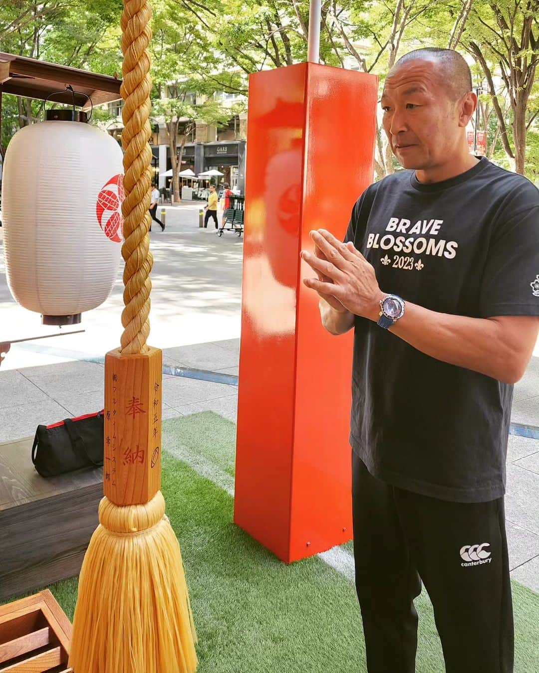 伊藤剛臣さんのインスタグラム写真 - (伊藤剛臣Instagram)「・ 先日、三菱地所さんにお誘い頂き ラグビー 一色に盛り上がる丸の内に 行きました😄 ラグビー神社にお参りして必勝祈願‼️ #丸ビル 5階  #グリル満点星 麻布十番 でラガー牛テキ丼食べてラグビー日本代表を応援します‼️  #伊藤剛臣 #法政二高ラグビー部 #法政大学ラグビー部 #神戸製鋼コベルコスティーラーズ #釜石シーウェイブス #タイセイハウジーレッズ #弘前サクラオーバルズ #ラグビー日本代表  #ラグビーワールドカップ2023 #ラグビーワールドカップ #ラグビー  #ホリプロ #rugby  #rugbyunion  #rugbyworldcup #rugbyworldcup2023 #goldwin #カンタベリー #リトモラティーノ #ナンバー8 #braveblossoms #三菱地所 #丸の内15丁目 #ラグビー神社 #ONETEAM  #ONETEAM大作戦 #ラガー丼 #pr」10月3日 12時49分 - ito_takeomi0411_official