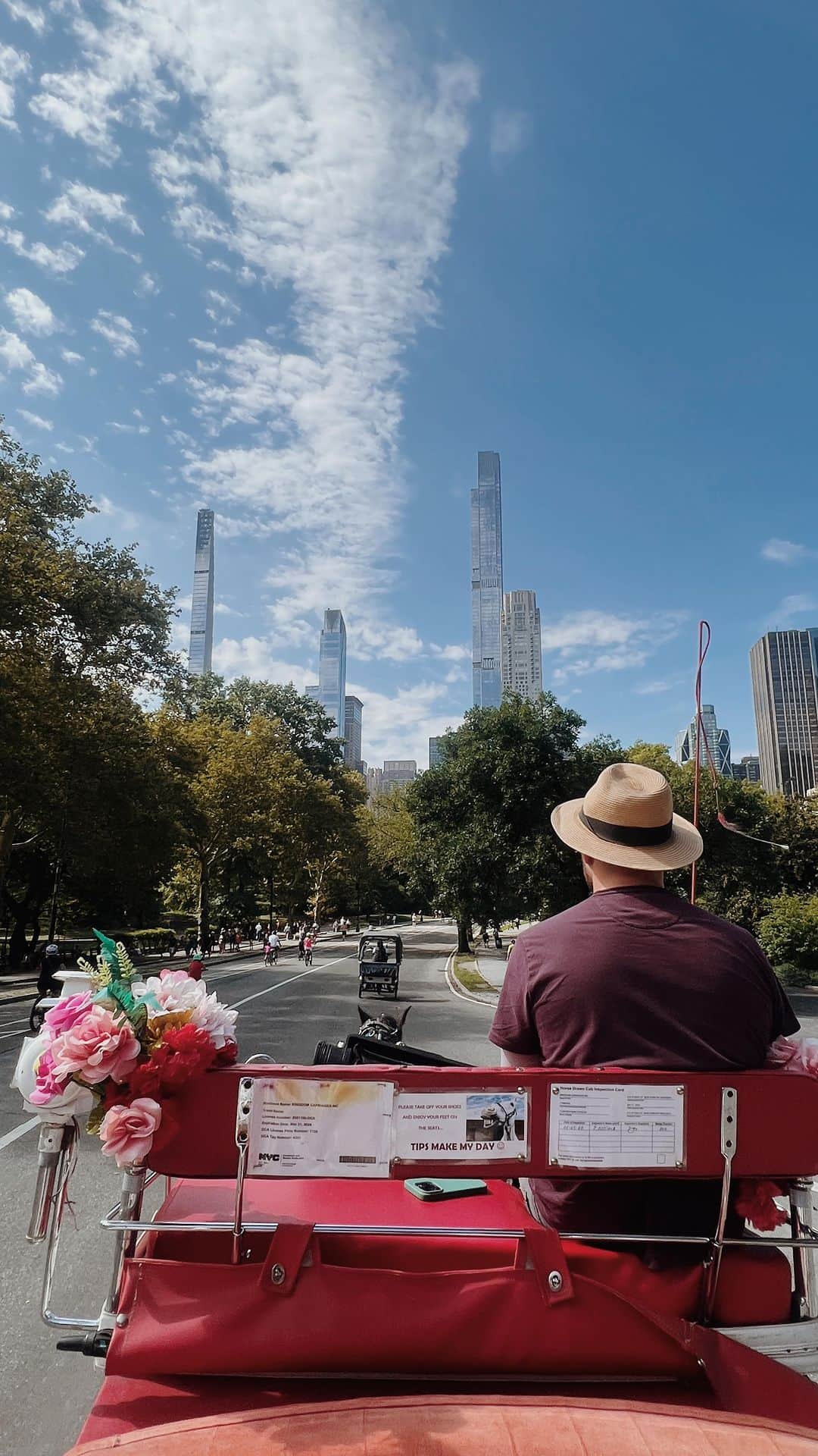 大出千尋のインスタグラム：「. Carriage rides in central park🐎  夏の終わりにCentral Parkを馬車でゆっくり散策🌳」