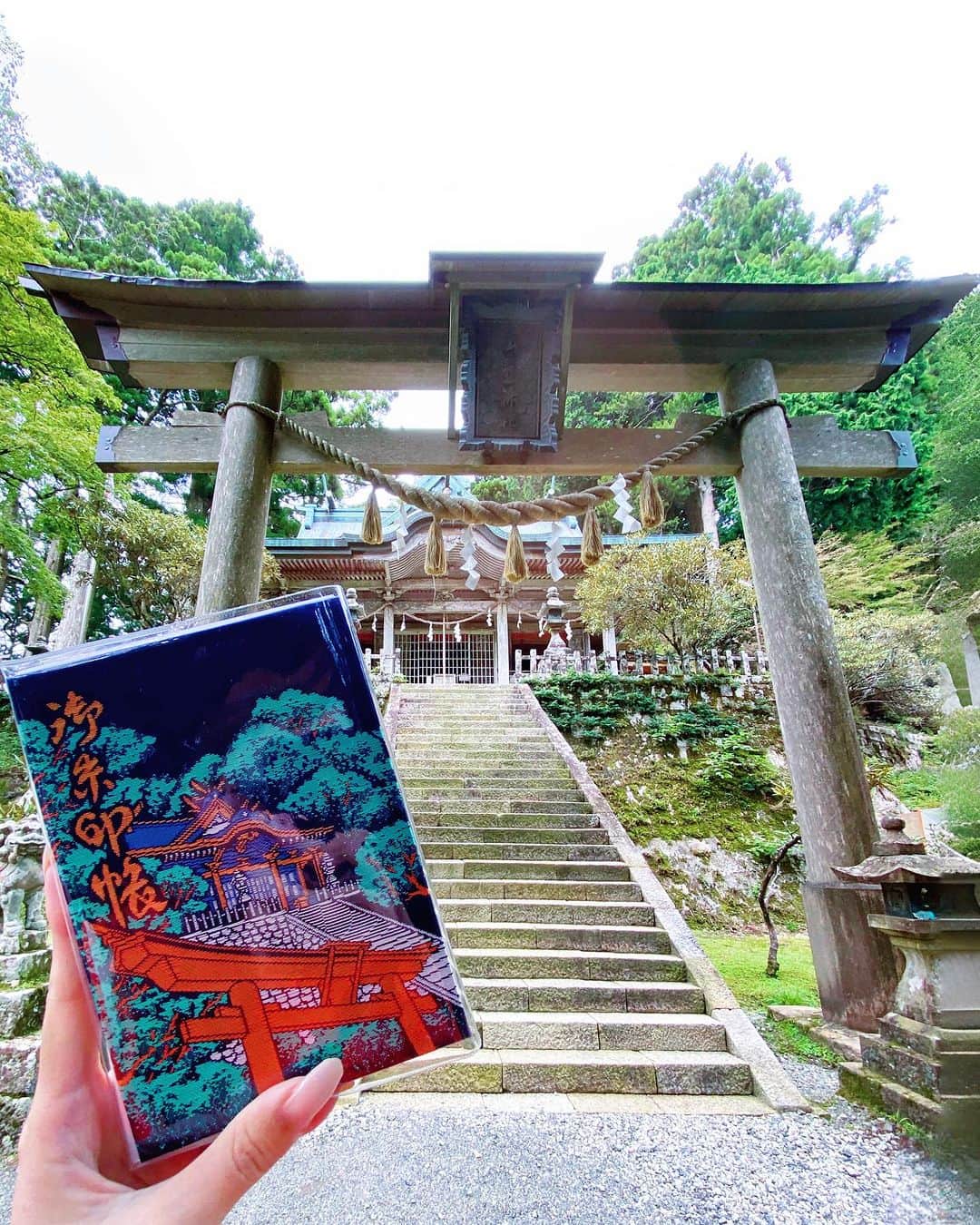 桜ゆみのインスタグラム：「玉置神社🫶💕  5ヶ月ぶりに戻ってきた🐰✨  東京からはかなりアクセス悪くて大変なんだけど、 それでも何度でも行く価値があると思ってる😻  何か見えたり感じたりするような力はないけど、 自分が惹かれるものを大切にしたい🩷  . #玉置神社 #玉石社」