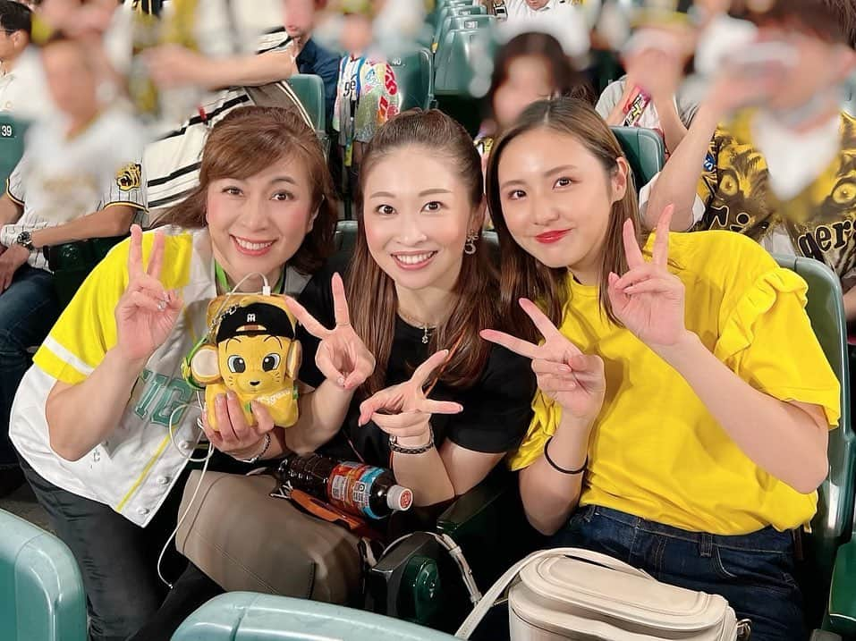 摩耶裕さんのインスタグラム写真 - (摩耶裕Instagram)「. . 今シーズン最後のタイガース戦🐯⚾️  さっこさんから急遽お誘いがあり、観戦出来ました😌  久々に会えて3人での弾丸トーク楽しかったな😆❤️  次は東京ドームで😆✨  #姫咲美礼 さん💓 #えみりん 💓 #阪神タイガース」10月3日 12時54分 - yutaka__maya