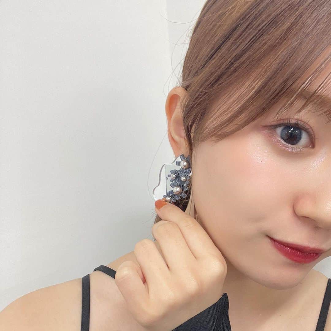 のインスタグラム：「.  @blueta1handmade ▫️🔹  デザインも色味も好きすぎる❕  左右で大きさ違うのでライブの時 見れたらみてください笑」