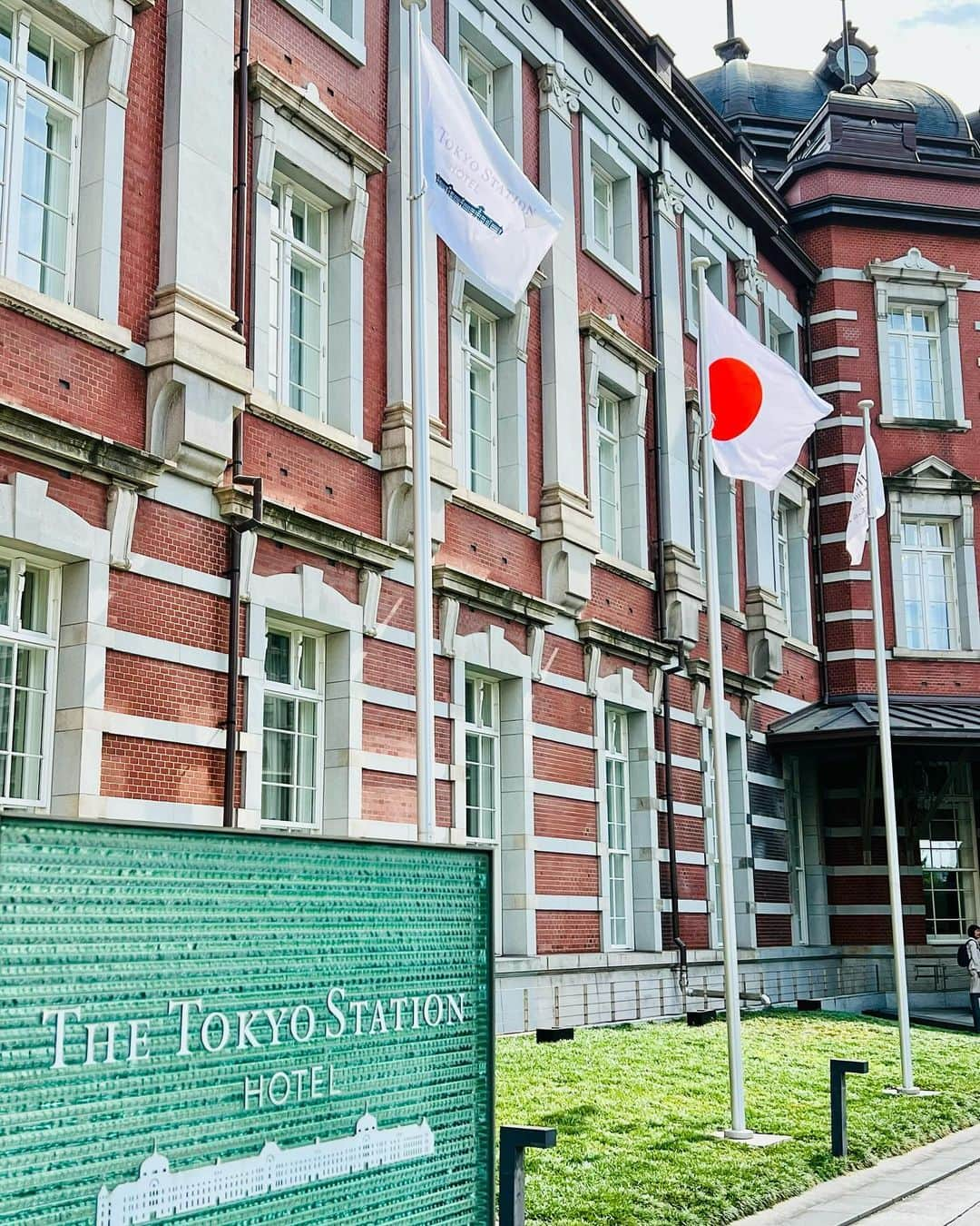 東京ステーションホテルTokyo Station Hotelさんのインスタグラム写真 - (東京ステーションホテルTokyo Station HotelInstagram)「𝟙𝟙𝕥𝕙 𝕒𝕟𝕟𝕚𝕧𝕖𝕣𝕤𝕒𝕣𝕪 𝕠𝕗 𝕣𝕖𝕠𝕡𝕖𝕟𝕚𝕟𝕘 本日10/3、東京ステーションホテル再開業から11周年を迎えることができました。皆さまにご愛顧いただき心より感謝申し上げます。これからも東京の中心で記憶に残る上質な時間をお届け続けてまいります。 ⁡ Today, we are happy to celebrate our 11th anniversary of The Tokyo Station Hotel’s reopening after 6years closure for the preservation and restoration work of Tokyo Station’s red-brick building. We will continue to strive for hospitality with happiness for the years to come.  ———————————————————— @tokyostationhotel @forbestravelguide @smallluxuryhotels @smallluxuryhotels_jp @tokyostationcity @kiwicollection #carewhereyoustay #travelselect #weareinternova #tokyostation #tokyostationhotel #tokyotravel #tokyotrip #tokyohotel #japantravel #japanhotel #東京ホテル #ホテル好き #東京旅行 #東京ステーションホテル #東京駅 #東京駅舎 #丸の内 #ホカンス #女子旅 #再開業 #アニバーサリー #11年」10月3日 13時00分 - tokyostationhotel