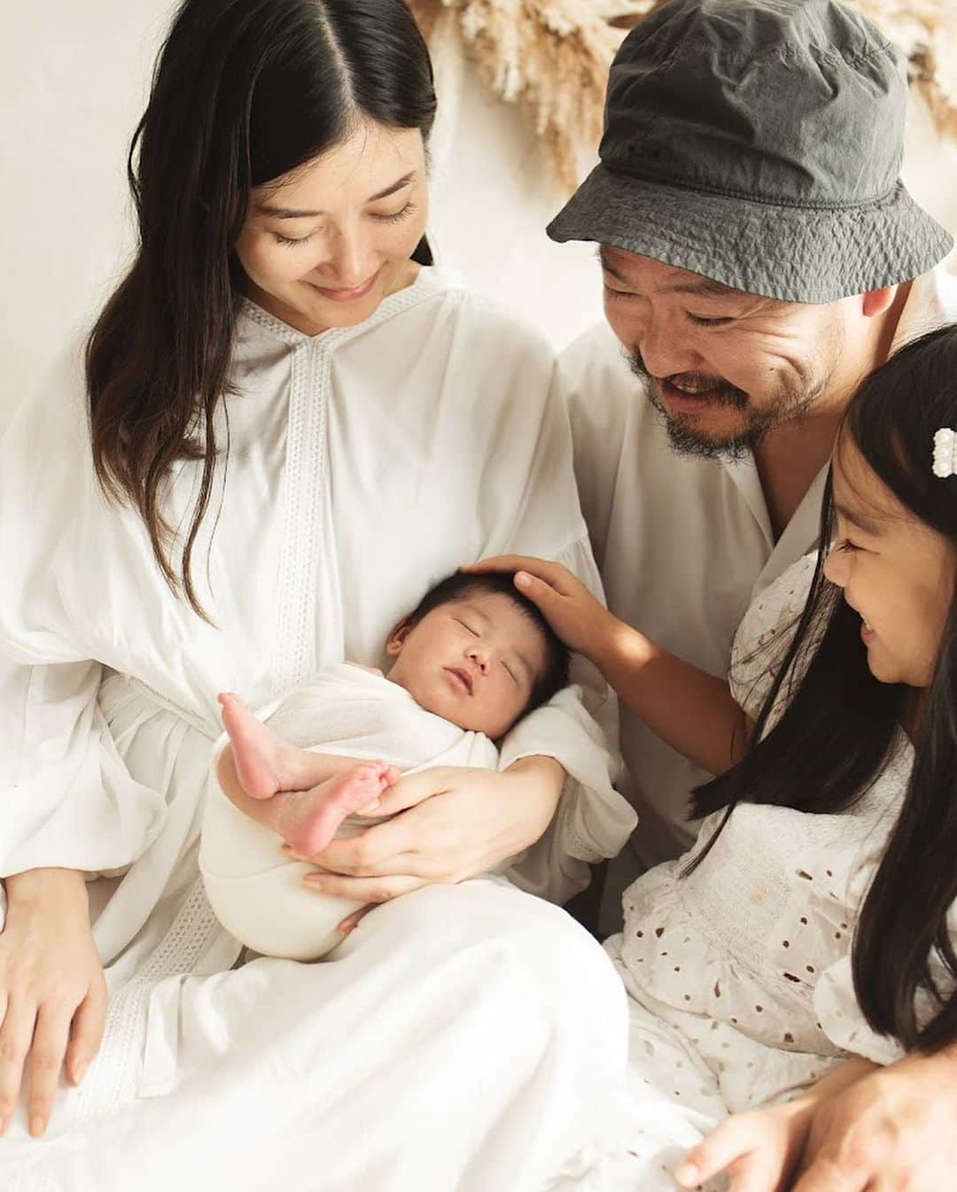 酒井景都さんのインスタグラム写真 - (酒井景都Instagram)「生後12日の日にI'm home.( @im_home_photo )でnew born photo を撮って頂きました。  数日前までママのお腹の中にいた赤ちゃん。  妊娠中の想い、出産の痛み、そして感動、それぞれの感情、考えれば考えるほど神秘的でかけがえのない一瞬の時期。その姿を残してくださいました。  フォトグラファーさんはその道のプロで新生児ならではの仕草、表情、寝姿ひとつひとつがもっとも可愛く映える丁寧なポージングと、アンティークな世界観を取り入れた、どこか絵画のような、そんな作品を提供して下さり、ちゃんと知識があるので万全の安全も考えてくださいます。  スタジオの空間を生かしたおしゃれな家族ショット、きょうだいショット、赤ちゃんを撮影することができるし、スタジオが遠い(逗子にあります)お家の方が安心というのとであれば出張もしてくださるそう。  スタジオだとスタジオにあるさまざまなニューボーンフォト用のプロップスや小物、アクセサリーの中から選ぶことが可能です。  ニューボーンフォトだけでなく、マタニティーフォト、子供のバースデーフォト、ファミリーフォトなどもお願いできるそう。  いま生後1ヶ月とちょっとで4500gくらいですが、この撮影の時は生まれたときと体重変わらなくて、もうこの頃が懐かしい。貴重なお写真撮ってくれてありがとう🤍  @im_home_photo  #新生児 #記念写真  #ニューボーンフォト #生後12日　#newbornphotography」10月3日 13時05分 - katiiesakai