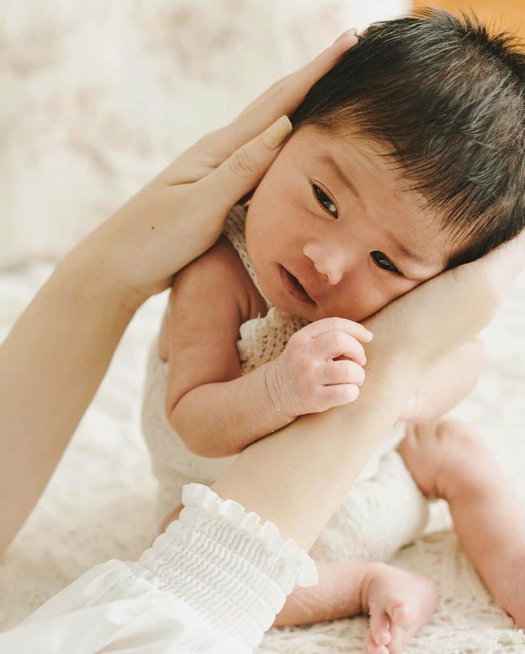 酒井景都さんのインスタグラム写真 - (酒井景都Instagram)「生後12日の日にI'm home.( @im_home_photo )でnew born photo を撮って頂きました。  数日前までママのお腹の中にいた赤ちゃん。  妊娠中の想い、出産の痛み、そして感動、それぞれの感情、考えれば考えるほど神秘的でかけがえのない一瞬の時期。その姿を残してくださいました。  フォトグラファーさんはその道のプロで新生児ならではの仕草、表情、寝姿ひとつひとつがもっとも可愛く映える丁寧なポージングと、アンティークな世界観を取り入れた、どこか絵画のような、そんな作品を提供して下さり、ちゃんと知識があるので万全の安全も考えてくださいます。  スタジオの空間を生かしたおしゃれな家族ショット、きょうだいショット、赤ちゃんを撮影することができるし、スタジオが遠い(逗子にあります)お家の方が安心というのとであれば出張もしてくださるそう。  スタジオだとスタジオにあるさまざまなニューボーンフォト用のプロップスや小物、アクセサリーの中から選ぶことが可能です。  ニューボーンフォトだけでなく、マタニティーフォト、子供のバースデーフォト、ファミリーフォトなどもお願いできるそう。  いま生後1ヶ月とちょっとで4500gくらいですが、この撮影の時は生まれたときと体重変わらなくて、もうこの頃が懐かしい。貴重なお写真撮ってくれてありがとう🤍  @im_home_photo  #新生児 #記念写真  #ニューボーンフォト #生後12日　#newbornphotography」10月3日 13時05分 - katiiesakai