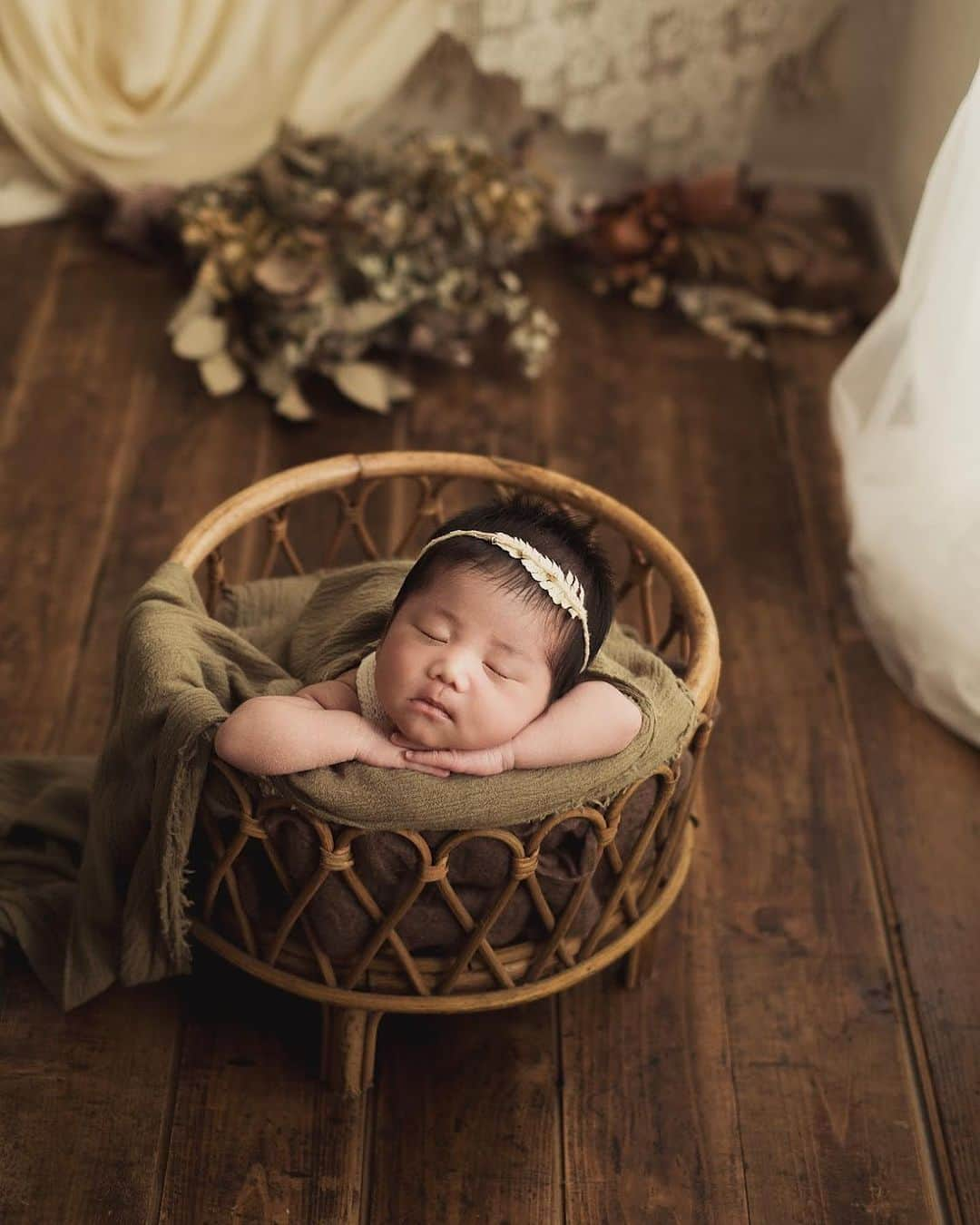 酒井景都さんのインスタグラム写真 - (酒井景都Instagram)「生後12日の日にI'm home.( @im_home_photo )でnew born photo を撮って頂きました。  数日前までママのお腹の中にいた赤ちゃん。  妊娠中の想い、出産の痛み、そして感動、それぞれの感情、考えれば考えるほど神秘的でかけがえのない一瞬の時期。その姿を残してくださいました。  フォトグラファーさんはその道のプロで新生児ならではの仕草、表情、寝姿ひとつひとつがもっとも可愛く映える丁寧なポージングと、アンティークな世界観を取り入れた、どこか絵画のような、そんな作品を提供して下さり、ちゃんと知識があるので万全の安全も考えてくださいます。  スタジオの空間を生かしたおしゃれな家族ショット、きょうだいショット、赤ちゃんを撮影することができるし、スタジオが遠い(逗子にあります)お家の方が安心というのとであれば出張もしてくださるそう。  スタジオだとスタジオにあるさまざまなニューボーンフォト用のプロップスや小物、アクセサリーの中から選ぶことが可能です。  ニューボーンフォトだけでなく、マタニティーフォト、子供のバースデーフォト、ファミリーフォトなどもお願いできるそう。  いま生後1ヶ月とちょっとで4500gくらいですが、この撮影の時は生まれたときと体重変わらなくて、もうこの頃が懐かしい。貴重なお写真撮ってくれてありがとう🤍  @im_home_photo  #新生児 #記念写真  #ニューボーンフォト #生後12日　#newbornphotography」10月3日 13時05分 - katiiesakai