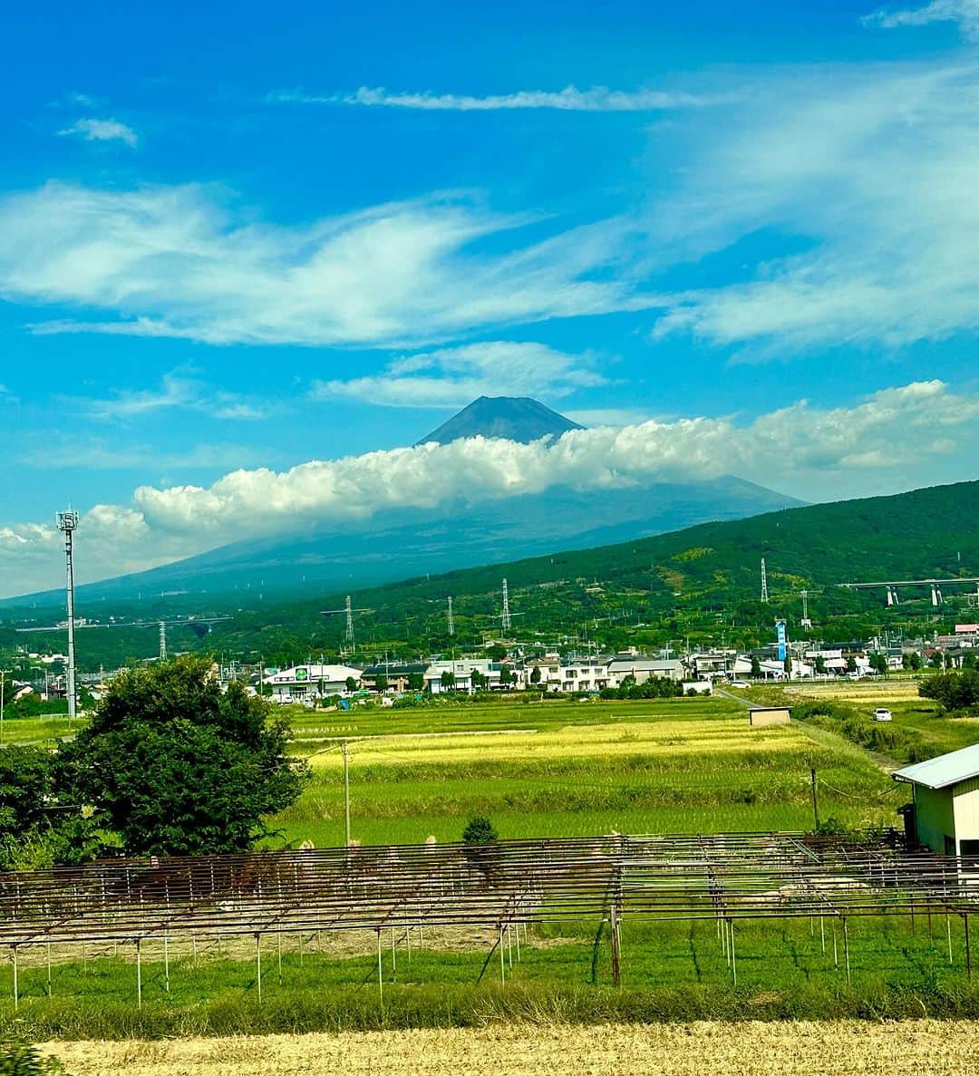 JILLのインスタグラム：「大阪へ。 ふじやまぁ💕 どの富士山がお好きですか？  #富士山 ———————————— #10月03日billboardlive大阪 #10月29日REDROCKS #11月03日西条市ストーンハンマー #11月04日西条市こけら落とし  ———————————— #jillpersonz  #personz  #youtubepersonzチャンネル #note  #jillpersonz  #エアプレ #JILLプレ #ラジオ高崎 #三味線jill屋」