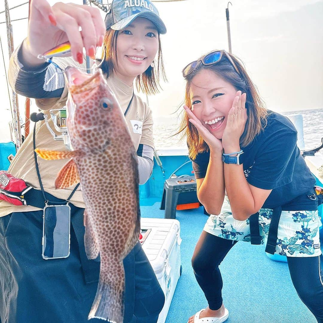 渕上万莉 のインスタグラム：「和歌山SLJをみんなで楽しもう会🌴🎣‼️✨  白浜の #丸浩丸 さん #代々丸 さん 兄弟船長🛥で21名の方が集まってくれました😆🙌🏽❣️  お天気にも恵まれて 終始魚が釣れ続けて、めちゃくちゃ平和な船内でした🛥🕊✨  港に戻ってから 魚の捌き屋さん🔪 『handle the fish』さんで キレイに捌いてもらって釣ったお魚たちの刺身盛りをいただきました😍🐟🙏🏽✨  アカハタとオオモンハタは渕上、西田でアクアパッツァに🍳🔥  みんなで釣った魚を囲んで食べれるのホンマに幸せ🥹❤️  参加してくれた皆さま、 W船長、中乗りのタクミくん、 @ta208_  捌き屋店長さん 楽しい時間を本当にありがとうございました‼️✨  来月11/23（祝）は また2隻2人で『ノマセ釣り』を企画しています🛥☀️  大型青物、マハタやホウキハタ、アカイサキ等の美味しいお魚釣りたいなぁ🎣🍁  天気良かったらお鍋とか作りたいなぁ🍲♨️  参加出来そうな方🙋🏾‍♀️ 船長にご連絡お願いします🫶🏾❣️  ■2023.10.1 和歌山県　白浜町 代々丸　丸浩丸　SLJ便  #SLJ #スーパーライトジギング  #オオモンハタ #アカハタ #船釣り #かげろう  #釣り #釣りイベント #釣りガール  #白浜沖 #白浜沖ジギング  #釣り人飯 #釣った魚を食べる  #にっしゃん #フッチー」