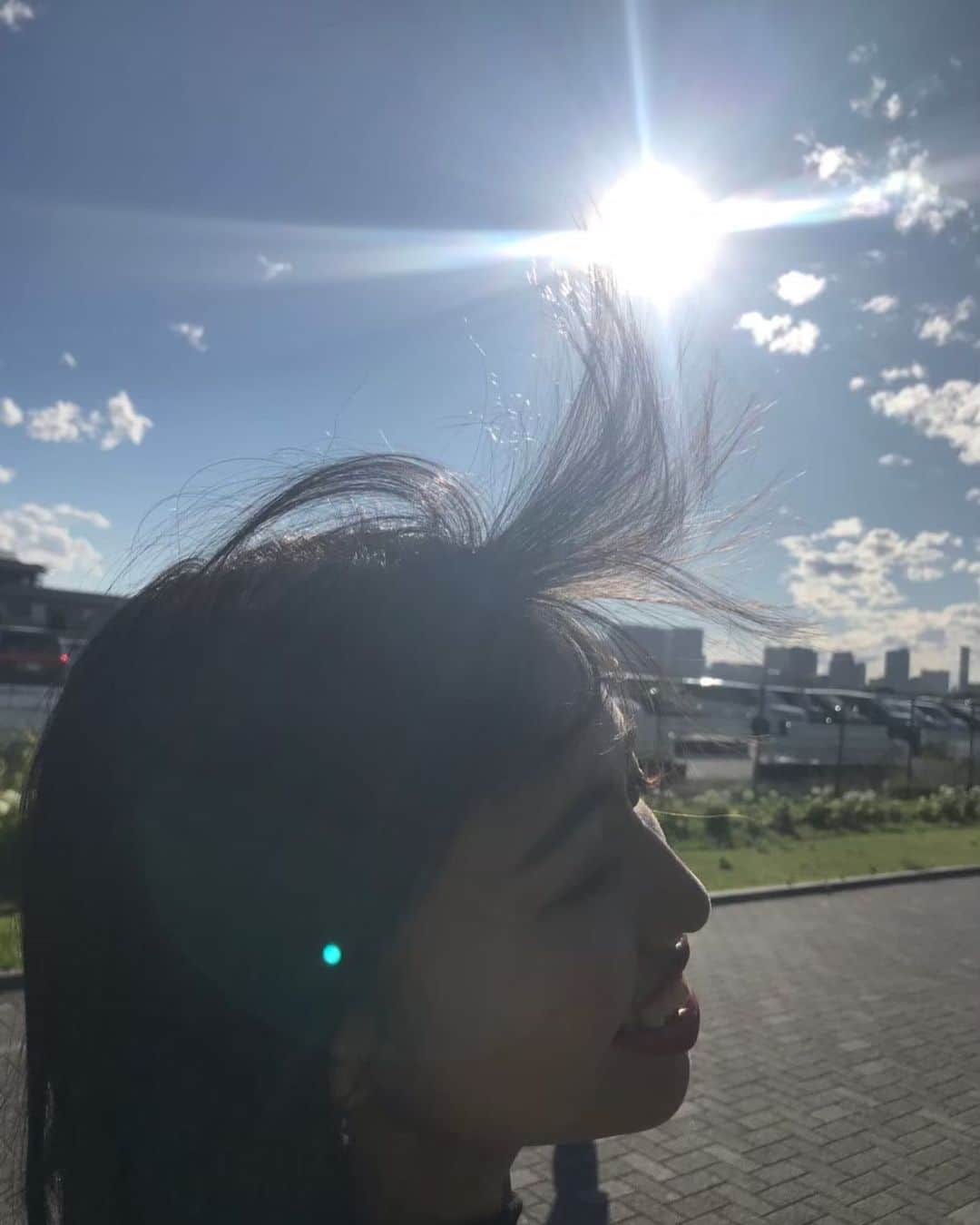 のインスタグラム：「もう5年ほど前？の私。 固めた前髪（懐かしい）がお天道様に突き刺さる字です。風強かったな〜 歩いてるんだよ？これで。勢いとかつけてないんだよ？」