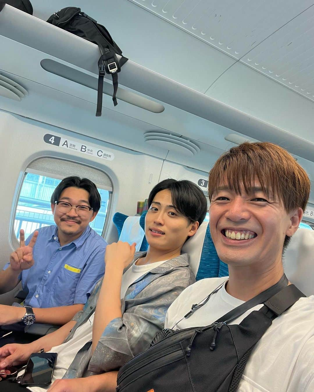 辻井亮平のインスタグラム：「先日の沼津。  写真の時は笑顔作って頑張ってます！  この夜に動けなくなります🤣  久しぶりにこの座り方したな。  ABC。  俺、池ちゃん、伊藤。  仲間と座るこれがいっちゃん楽しいからな。  そうすると後ろの方が飲み物くれました。  飲んでください！言うて。  俺だけ貰えませんでした🙂  、、、🙂  、、、🙂  、、、🙂💢  まぁそれは良いとして！  久しぶりにspan!さんに会ったな！  懐かし過ぎてアルバム開いたんか思いました！  昔マコトさんと一緒にけん玉のもしカメ大会出場したなぁ〜！！  小学校が会場でなぁ！どれくらい長い時間もしカメ出来るか皆んなで競うんや！  出場者は我々以外全員小学生やったなぁ〜！！  ほんでマコトさん気合い入れて1人だけ衣装のスーツで来てたなぁ〜！！  浮いてたなぁ〜！！  衣装で来たのに30秒ぐらいで玉落として1番最初に脱落してたなぁ〜！  もしカメ大会は脱落するとすみやかにその場にしゃがんで他の人のヤツ見とかなあかんねんけど、スーツの大人がすぐにしゃがんで小学生のもしカメをただただ真顔で眺めてる時間マジでヤバかったなぁ〜！  ちなみにそれが気になって笑けてもうてその後すぐに僕も脱落しましたけどね！  やってくれたなおい！！って思ってたよなぁ〜！！  いやぁ〜あれ以来くらいですよほんまに！  お二人ともお元気そうで何よりでした！  いやぁ〜よかったよかった！！  #よかったよかった #山さん」