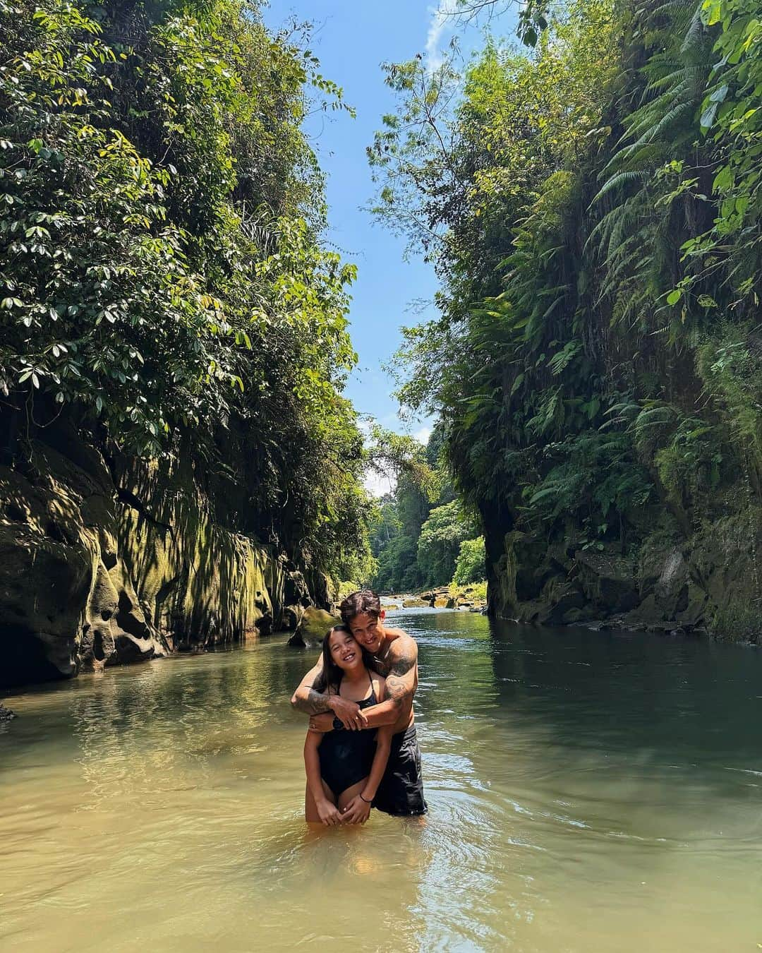 イルファン・バフディムのインスタグラム：「Splashing fun with my first born ❤️ 👸🏻」