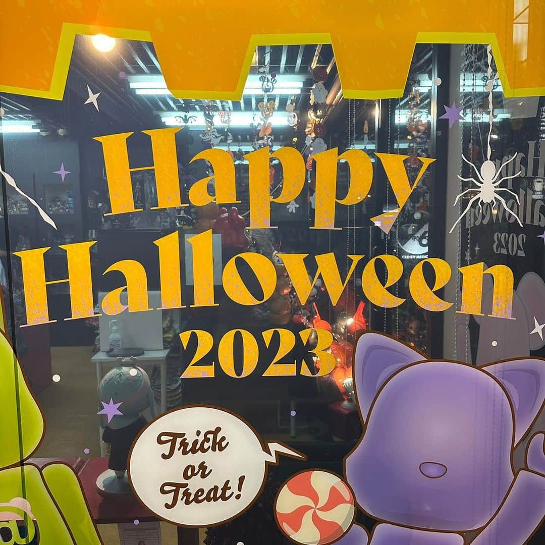 MEDICOM TOYさんのインスタグラム写真 - (MEDICOM TOYInstagram)「🎃🍬👻1/6計画 2023年ハロウィンディスプレイ🎃🍫🐻 いよいよ今年もハロウィン・シーズンがやってきます！！！ 東京・渋谷のメディコム・トイオフィシャルショップ 「1/6計画」では期間限定でハロウィン仕様の店頭ディスプレイになっています。  ハロウィン仕様は10月31日までとなっておりますので お近くにお立ち寄りの際には、撮影してみてください！！！ 皆様のご来店を心よりお待ちしております。   ・・・ 🎃🍬👻Project1/6 Halloween Display 2023🎃🍫🐻 This year’s Halloween season is finally coming to town! Project1/6, the official MEDICOM TOY store in Shibuya, Tokyo, will have a Halloween display in the store for a limited time.  The display will be up until October 31.  Please stop by and take a picture! We look forward to your visit!   #bearbrick #halloween #happyhalloween #medicomtoy #ベアブリック #ハロウィン #ハロウィンディスプレイ #メディコムトイ」10月3日 13時17分 - medicom_toy