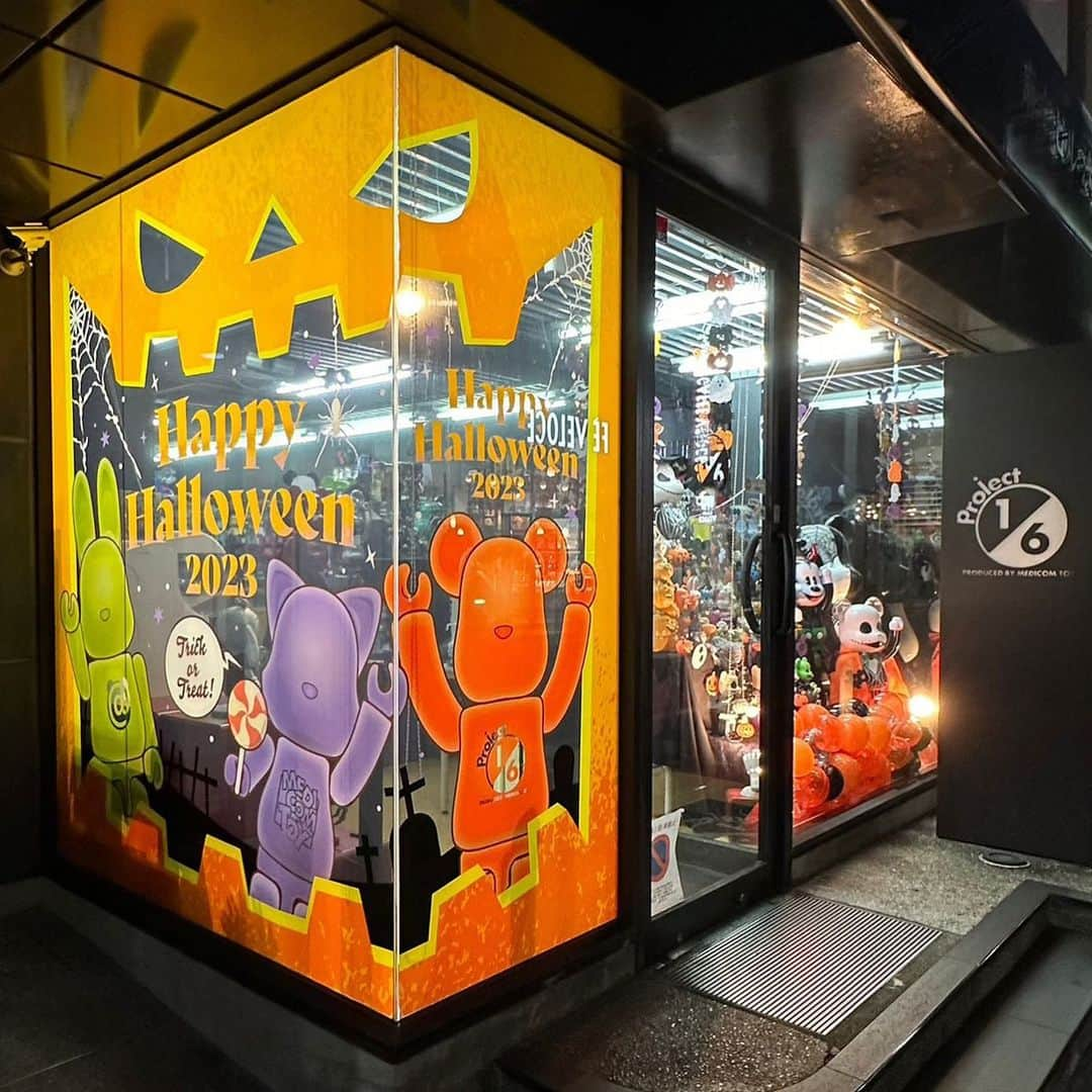 MEDICOM TOYさんのインスタグラム写真 - (MEDICOM TOYInstagram)「🎃🍬👻1/6計画 2023年ハロウィンディスプレイ🎃🍫🐻 いよいよ今年もハロウィン・シーズンがやってきます！！！ 東京・渋谷のメディコム・トイオフィシャルショップ 「1/6計画」では期間限定でハロウィン仕様の店頭ディスプレイになっています。  ハロウィン仕様は10月31日までとなっておりますので お近くにお立ち寄りの際には、撮影してみてください！！！ 皆様のご来店を心よりお待ちしております。   ・・・ 🎃🍬👻Project1/6 Halloween Display 2023🎃🍫🐻 This year’s Halloween season is finally coming to town! Project1/6, the official MEDICOM TOY store in Shibuya, Tokyo, will have a Halloween display in the store for a limited time.  The display will be up until October 31.  Please stop by and take a picture! We look forward to your visit!   #bearbrick #halloween #happyhalloween #medicomtoy #ベアブリック #ハロウィン #ハロウィンディスプレイ #メディコムトイ」10月3日 13時17分 - medicom_toy