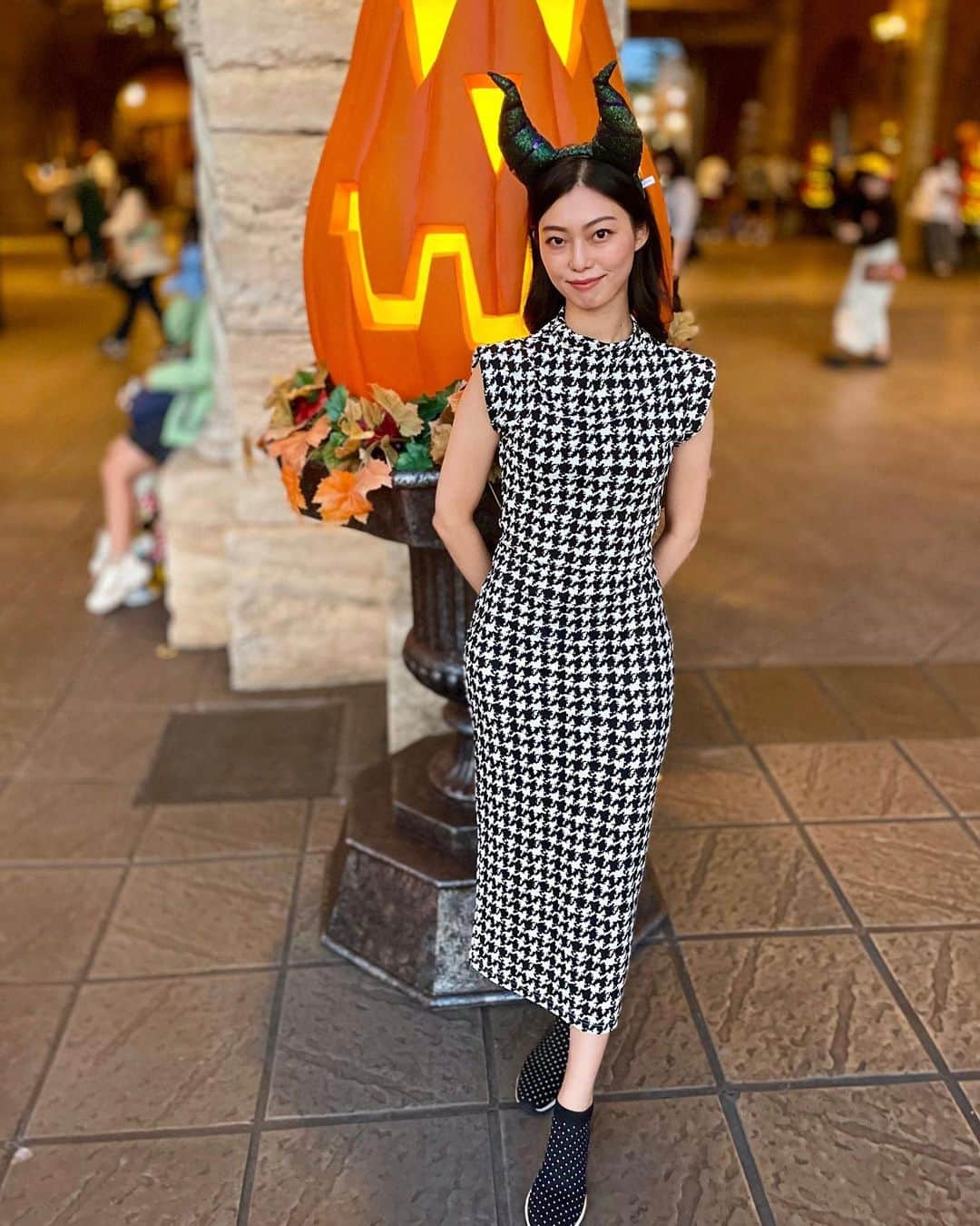 大庭絃子のインスタグラム：「⁡ 𝗛𝗲𝗹𝗹𝗼 𝗢𝗰𝘁𝗼𝗯𝗲𝗿  ピアノの愛花ちゃんとHalloweenディズニー。ビビッときたマレフィセント😈 夜からゆったり楽しめました！ディズニーで飲むビールって格別に美味しいわ🍻 明日もお待ちしております❣️ ⁡ #ディズニー#ハロウィンディズニー#TDS #halloweendisney #マレフィセント #ディズニーシー  #バイオリン #演奏会 #ヴァイオリニスト   ーーーーーーーーーーーーーーーー  openコンサート情報🎻 ⁡ ＊10/4(水)19:00-* 名曲喫茶カデンツァ(本郷三丁目) 【数席ご用意可能】 Vl.大庭絃子 Pf.近藤愛花 ⁡ ＊10/17(火)19:00-* MZES TOKYO(赤坂) Vl.大庭絃子・西浦詩織 Pf.室井悠李 ⁡ ＊11/9(木)19:00-ピアノ5重奏*  ティアラこうとう小ホール(住吉) 大庭絃子 服部佐知子 松本麗 河野明敏 藤原新治 ⁡ ＊11/25(土)14:30- Premium  Concert vol.4(葛西)* Vl.大庭絃子 Cb.稲垣理有 (closed・限定コンサート,ご興味ありましたらDMまで) ⁡ ＊12/4(月) 19:00- ラメンサジャスミン(広尾)* Vl.大庭絃子・小泉奈美 お申し込み/出演者まで ⁡ ＊12/14(木) 19:00- 名曲喫茶カデンツァ(本郷三丁目)* Vl.大庭絃子Pf.松本日向子 ⁡ ⁡ ＊1/23(火)19:00- オペラシティ リサイタルホール Vl.大庭絃子・西浦詩織 Pf.宮野志織 ⁡ ＊2/25(日)14:00-アフタヌーンコンサート 弦楽四重奏 東京文化会館小ホール ⁡ ＊3/22(金)pm ロビーコンサート 弦楽四重奏 トリトン第一生命ホール ⁡ ⁡ (＊12/11銀座Ankh) ⁡ *オンライン配信有り。 ⁡ ご予約はHPまたはSNSより承っております。 https://itokooba.com/ ⁡」