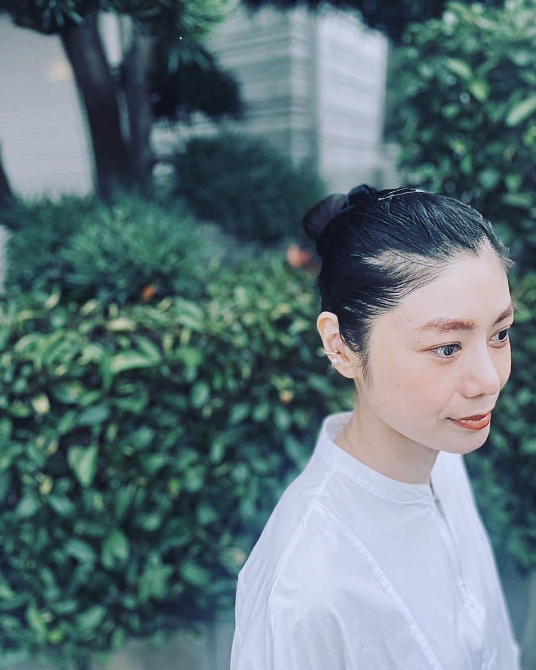 IZUMIのインスタグラム：「👩ロング時代からの名残りで、 ミディアムにしても 普段はまとめ髪にするのがすきみたい😌 シャンプーを🧴変えてから、 髪質が改善してきて、とってもうれしいです♡😌🕊️」