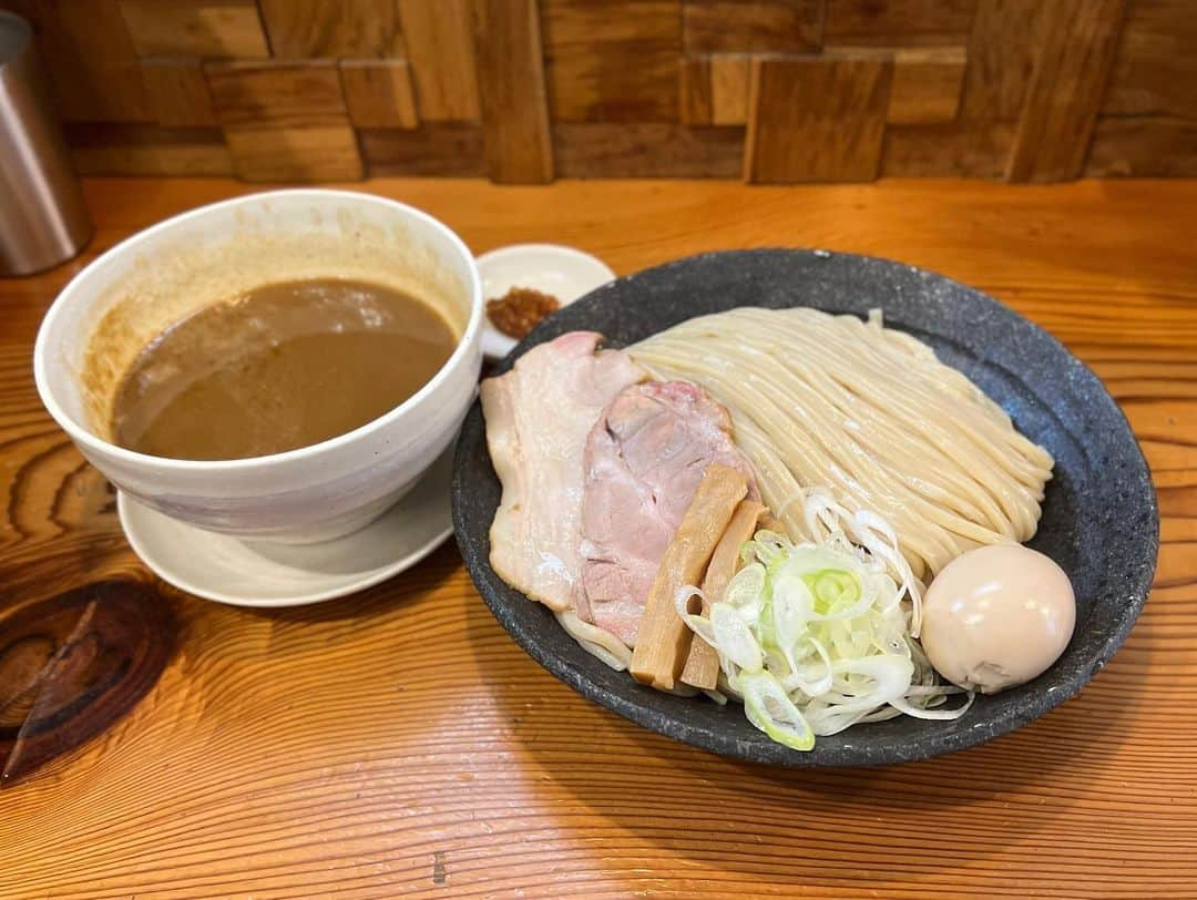 SUSURUのインスタグラム：「今年オープン、竹ノ塚の『つけ麺 和』出身の濃厚つけ麺店です。 しっかりと麺線揃えられた極太麺と濃厚なつけ汁、食べ応え抜群です。 #susuru_tv #つけ麺一滴 #金町 #東京 #つけ麺 #うまい  #ラーメン #らーめん #ramen #ラーメン部 #ramennoodles #毎日ラーメン生活 #麺スタグラム #japaneseramen #japanramen #foodstagram #foodie #noodles #instanoodle #instaramen #instafood #東京ラーメン #東京つけ麺 #つけめん」