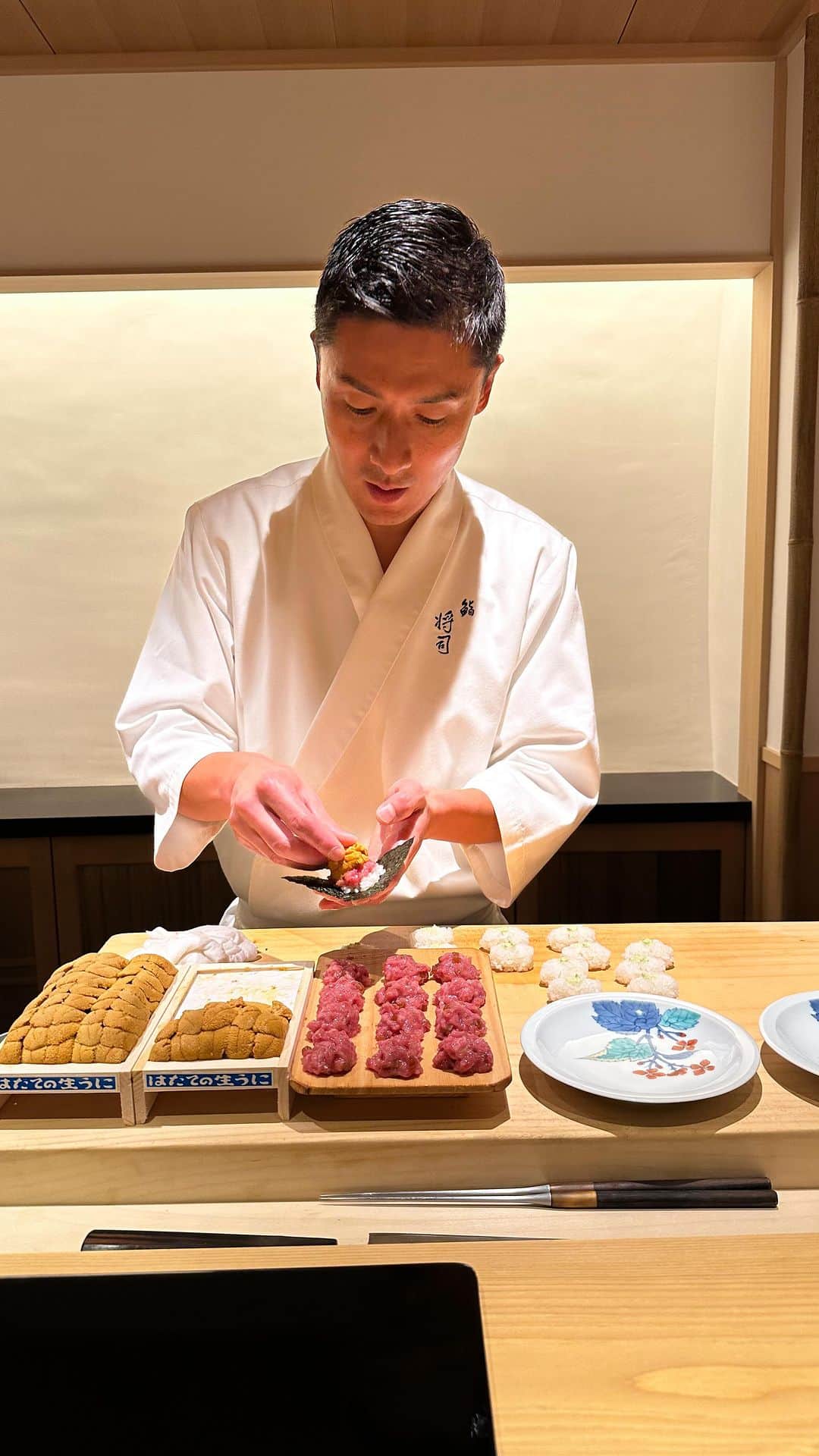 井上公造のインスタグラム：「ジム仲間から紹介されたのは、かなり前。やっと行けました。かつて、リッツカールトン東京にいた山口将司大将は、なかなかのイケメン。もちろん、腕前も折り紙付き。 マジ久しぶりに美味い寿司を食べました！  #東京グルメ   #北青山グルメ   #寿司   #sushi   #山口将司   #予約困難店   #ミシュラン」