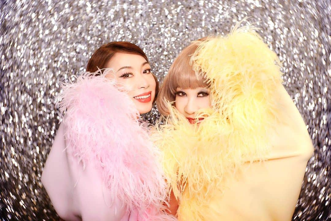 野宮真貴のインスタグラム：「. 新曲『アーティスト』配信スタートしました！  筒美京平さんx橋本淳さんのゴールデンコンビの新曲を平山みきさんと私がデュエットしています。  本日のNHKうたコン生放送で披露します！こちらも是非ご覧ください♪  ▼平山みき & 野宮真貴「アーティスト」▼ 作詞・橋本淳 作曲・筒美京平 編曲・船山基紀 https://ultravybe.lnk.to/mikimakiartist (プロフィールlinktreeから↑) @yokohama.kiki  #うたコン#NHK#筒美京平特集#筒美京平#橋本淳#平山みき#野宮真貴#missmakiomiya」