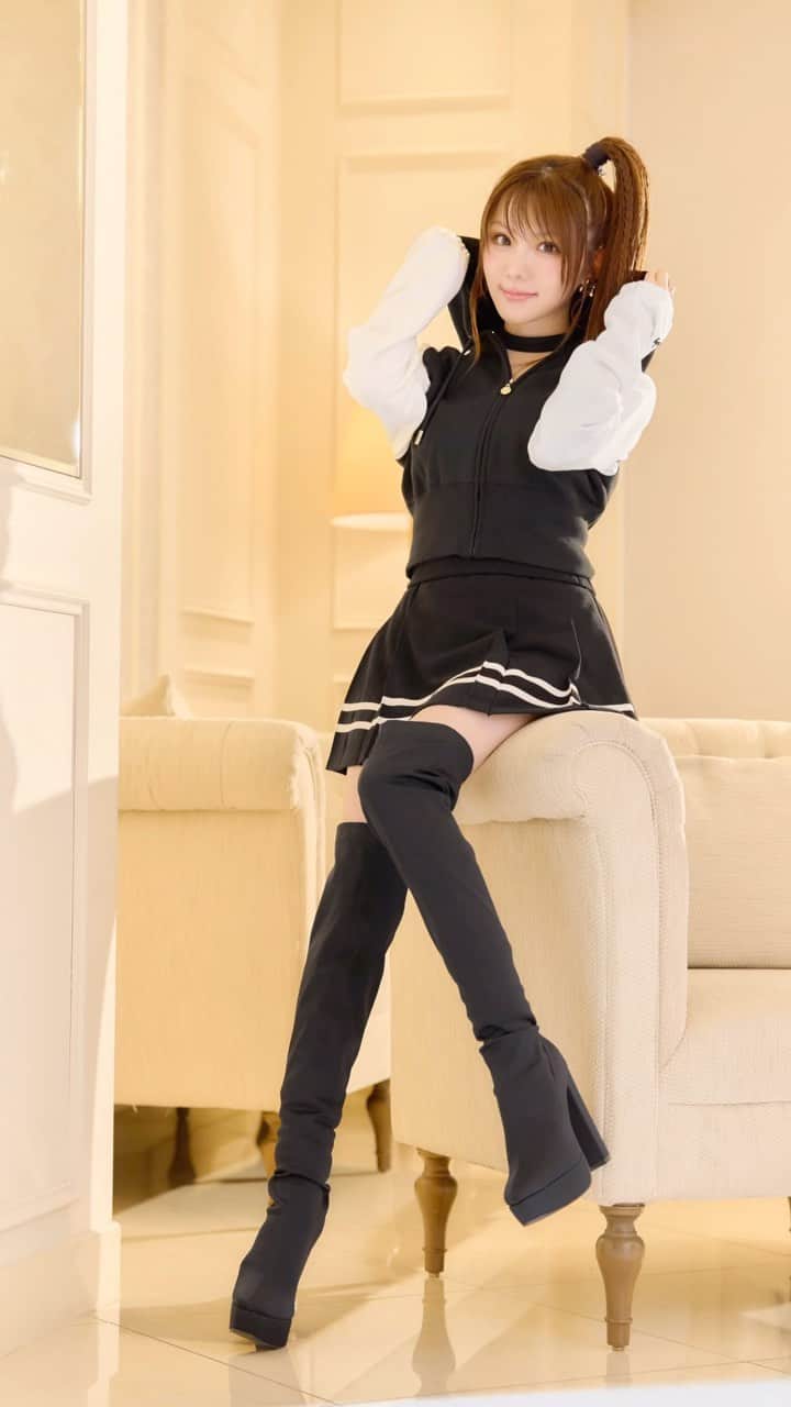 Radyのインスタグラム：「360°可愛いくない？🥹💞  プリーツスカートにショート丈TOPSで スタイルめちゃ盛れ♡♡  可愛くて盛れて最強です🫱🏻‍🫲🏼💗  #rady #レディ #武藤静香 #田中れいな #モーニング娘 #モーニング娘OG #セットアップ」
