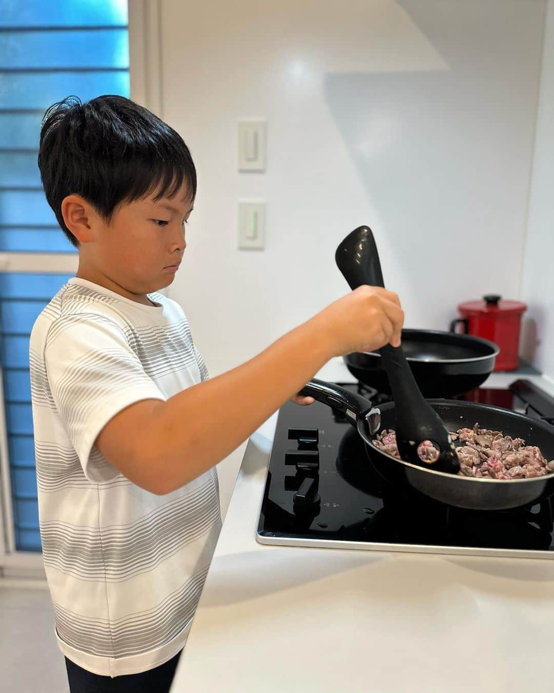 杉山愛のインスタグラム：「朝からキッチンに入ってチャーハン作り🥢 今は私たちが毎日作っているお弁当も 中学生になったら週1作ってくれるんですって😆😆 それだけでも助かるぅ❤️ やっぱりこういうのもパパの姿を見て影響されるんでしょうか🤔  #料理男子 #スタート #チャーハン チャーハン弁当 #じょうずに #できたね」