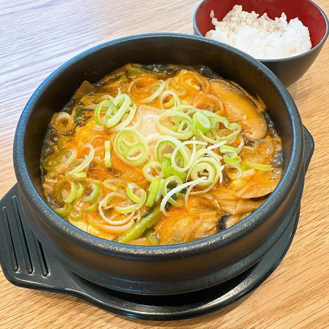 石川梨華のインスタグラム：「お昼ごはん何食べたんだろう？  スンドゥブ😋 好きすぎて、とうとうスンドゥブのお鍋買っちゃったw アツアツでめっちゃ美味しかったけど、、、 口の中ちょっとヤケドした🤣  次はこのお鍋で石焼ビビンバ作りたい👩‍🍳💓  #石川梨華 #モーニング娘og #リアル梨華 #二児の母 #年子やんちゃボーイズ #お昼ご飯何食べたんだろう #スンドゥブ #好きすぎてバカみたい」