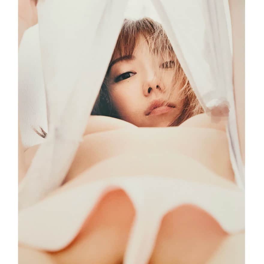 のインスタグラム：「七海ティナ、上から見るか下から見るか  #japanesegirl #asiagirl #bodymake #gravure」