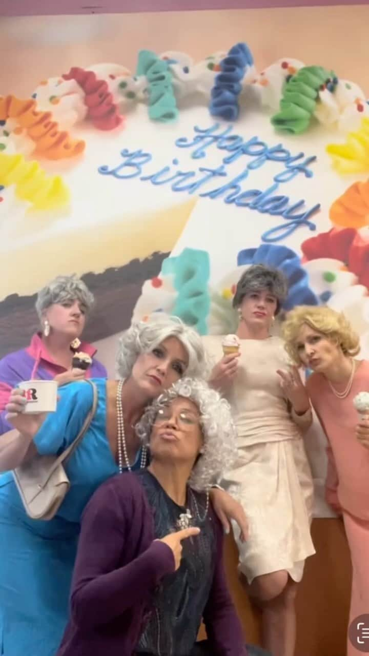 ホリー・ホルムのインスタグラム：「Golden girls unite! Happy birthday to the one and only @shandadiantonio . We all love you!  Thank you for bringing so much joy and laughter to our lives.  May your coming year be blessed ❤️」