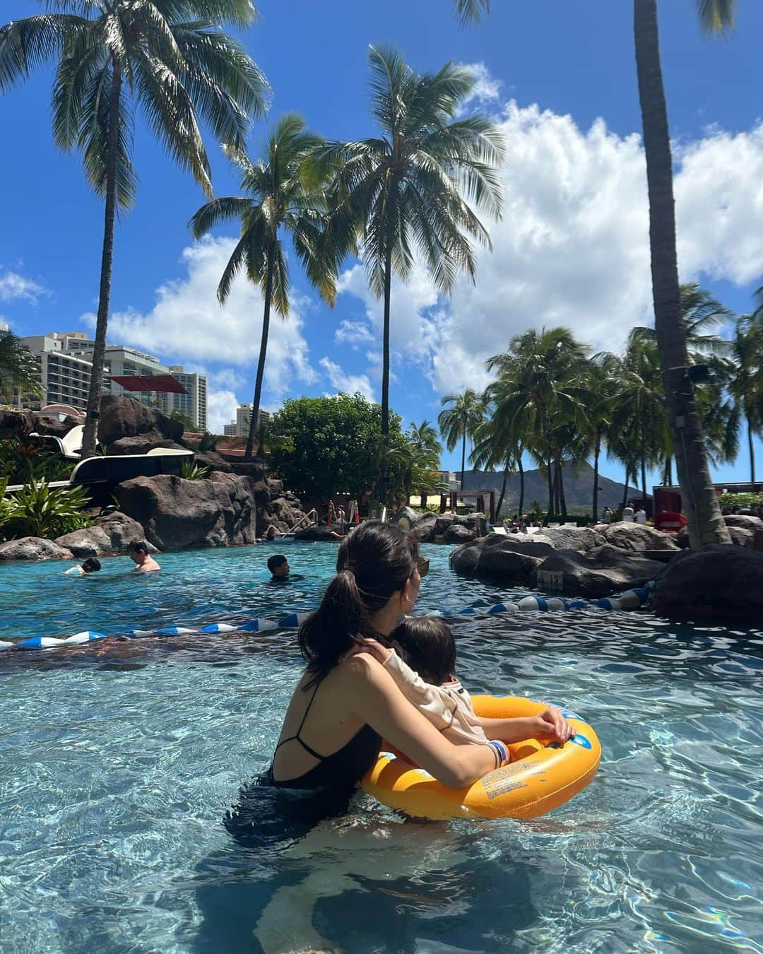 早川茉希さんのインスタグラム写真 - (早川茉希Instagram)「【子連れハワイ記録🌴Day1〜2】 7年ぶりのハワイ🌺 2歳の息子を連れて 初めての長距離フライトでした✈️  絶賛お散歩ブーム、 全くじっとしていない時期なので 往復15時間以上も機内で どう過ごすかが一番恐怖でしたが 大きな問題なく乗り越えました🥲🙏  行きは22時頃、帰りは16時半頃のフライト🛩️ 機内がすごく楽しかったみたいで、 お目目をキラキラさせて全く寝ない🥹 眠気のピークの時は少しぐずったけど スタッフさんがスペースを案内してれて 抱っこしていたらご就寝😴 そのまま到着の朝まで爆睡でしたが、 私は気になって眠れなかった😂  むしろ機内よりも時差ボケがきつく💦 現地で連日深夜0時、2時まで寝てくれなくて 大人は寝たいのに眠れない辛さがありました😂  でも短い滞在期間を楽しもうと 初日からワイキキ、アラモアナ散策、 2日目はプールや海にも行って大満喫🌺🏖️  カラッとしていて気持ちが良くて、 あ〜これこれ🥹 やっぱりハワイ好きだなぁ！ と噛み締めました🥺💓  色々調べて決めた🏨シェラトンワイキキは  ☑︎立地良し ☑︎2020年全室リフォームして綺麗 ☑︎プール充実、ビーチ近い ☑︎数フロアに洗濯機、電子レンジ有り ☑︎飲料水フリー ☑︎一階にローソンあり（🍙も売ってる）  と、子連れには有り難かったです🫶  #夏休み #ハワイ #子連れフライト #2歳フライト  #2歳0カ月 #子連れハワイ #ワイキキ #シェラトンワイキキ #2歳育児 #3年ぶりの海外 #ようやくこの時が  #hawaii #travelphotography #travelgram   🏷️#maki_hawaii2023  #ストーリーハイライトにも載せています🫶🌺」10月3日 14時05分 - maki_hayakawa