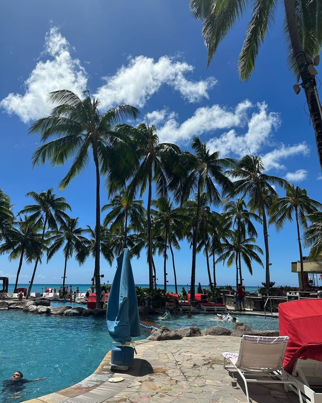 早川茉希さんのインスタグラム写真 - (早川茉希Instagram)「【子連れハワイ記録🌴Day1〜2】 7年ぶりのハワイ🌺 2歳の息子を連れて 初めての長距離フライトでした✈️  絶賛お散歩ブーム、 全くじっとしていない時期なので 往復15時間以上も機内で どう過ごすかが一番恐怖でしたが 大きな問題なく乗り越えました🥲🙏  行きは22時頃、帰りは16時半頃のフライト🛩️ 機内がすごく楽しかったみたいで、 お目目をキラキラさせて全く寝ない🥹 眠気のピークの時は少しぐずったけど スタッフさんがスペースを案内してれて 抱っこしていたらご就寝😴 そのまま到着の朝まで爆睡でしたが、 私は気になって眠れなかった😂  むしろ機内よりも時差ボケがきつく💦 現地で連日深夜0時、2時まで寝てくれなくて 大人は寝たいのに眠れない辛さがありました😂  でも短い滞在期間を楽しもうと 初日からワイキキ、アラモアナ散策、 2日目はプールや海にも行って大満喫🌺🏖️  カラッとしていて気持ちが良くて、 あ〜これこれ🥹 やっぱりハワイ好きだなぁ！ と噛み締めました🥺💓  色々調べて決めた🏨シェラトンワイキキは  ☑︎立地良し ☑︎2020年全室リフォームして綺麗 ☑︎プール充実、ビーチ近い ☑︎数フロアに洗濯機、電子レンジ有り ☑︎飲料水フリー ☑︎一階にローソンあり（🍙も売ってる）  と、子連れには有り難かったです🫶  #夏休み #ハワイ #子連れフライト #2歳フライト  #2歳0カ月 #子連れハワイ #ワイキキ #シェラトンワイキキ #2歳育児 #3年ぶりの海外 #ようやくこの時が  #hawaii #travelphotography #travelgram   🏷️#maki_hawaii2023  #ストーリーハイライトにも載せています🫶🌺」10月3日 14時05分 - maki_hayakawa