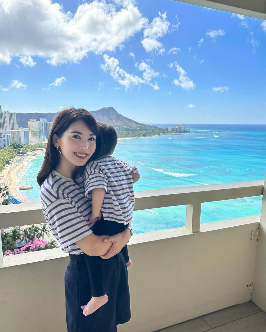 早川茉希のインスタグラム：「【子連れハワイ記録🌴Day1〜2】 7年ぶりのハワイ🌺 2歳の息子を連れて 初めての長距離フライトでした✈️  絶賛お散歩ブーム、 全くじっとしていない時期なので 往復15時間以上も機内で どう過ごすかが一番恐怖でしたが 大きな問題なく乗り越えました🥲🙏  行きは22時頃、帰りは16時半頃のフライト🛩️ 機内がすごく楽しかったみたいで、 お目目をキラキラさせて全く寝ない🥹 眠気のピークの時は少しぐずったけど スタッフさんがスペースを案内してれて 抱っこしていたらご就寝😴 そのまま到着の朝まで爆睡でしたが、 私は気になって眠れなかった😂  むしろ機内よりも時差ボケがきつく💦 現地で連日深夜0時、2時まで寝てくれなくて 大人は寝たいのに眠れない辛さがありました😂  でも短い滞在期間を楽しもうと 初日からワイキキ、アラモアナ散策、 2日目はプールや海にも行って大満喫🌺🏖️  カラッとしていて気持ちが良くて、 あ〜これこれ🥹 やっぱりハワイ好きだなぁ！ と噛み締めました🥺💓  色々調べて決めた🏨シェラトンワイキキは  ☑︎立地良し ☑︎2020年全室リフォームして綺麗 ☑︎プール充実、ビーチ近い ☑︎数フロアに洗濯機、電子レンジ有り ☑︎飲料水フリー ☑︎一階にローソンあり（🍙も売ってる）  と、子連れには有り難かったです🫶  #夏休み #ハワイ #子連れフライト #2歳フライト  #2歳0カ月 #子連れハワイ #ワイキキ #シェラトンワイキキ #2歳育児 #3年ぶりの海外 #ようやくこの時が  #hawaii #travelphotography #travelgram   🏷️#maki_hawaii2023  #ストーリーハイライトにも載せています🫶🌺」